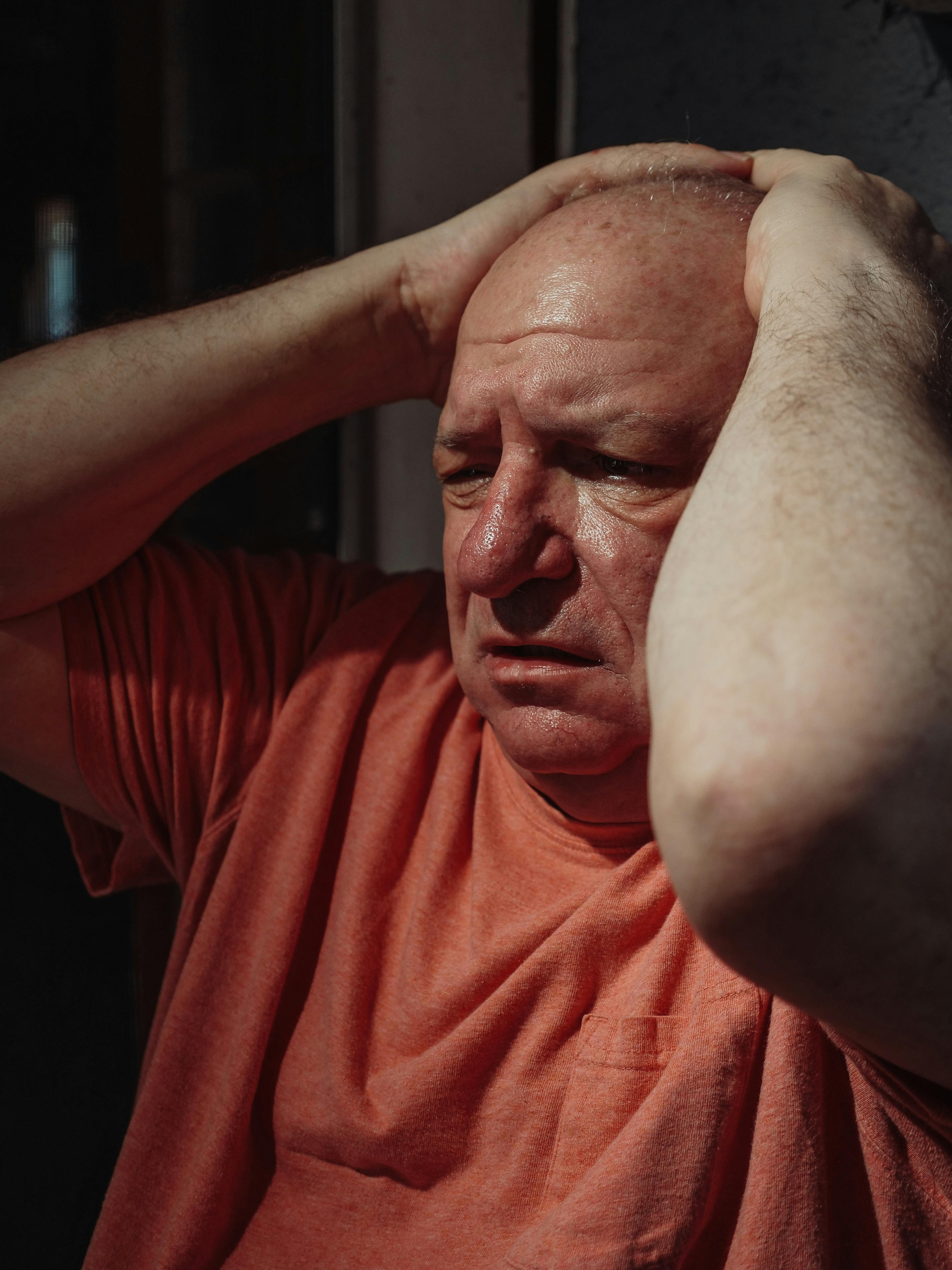Un homme avec les mains sur la tête | Source : Pexels