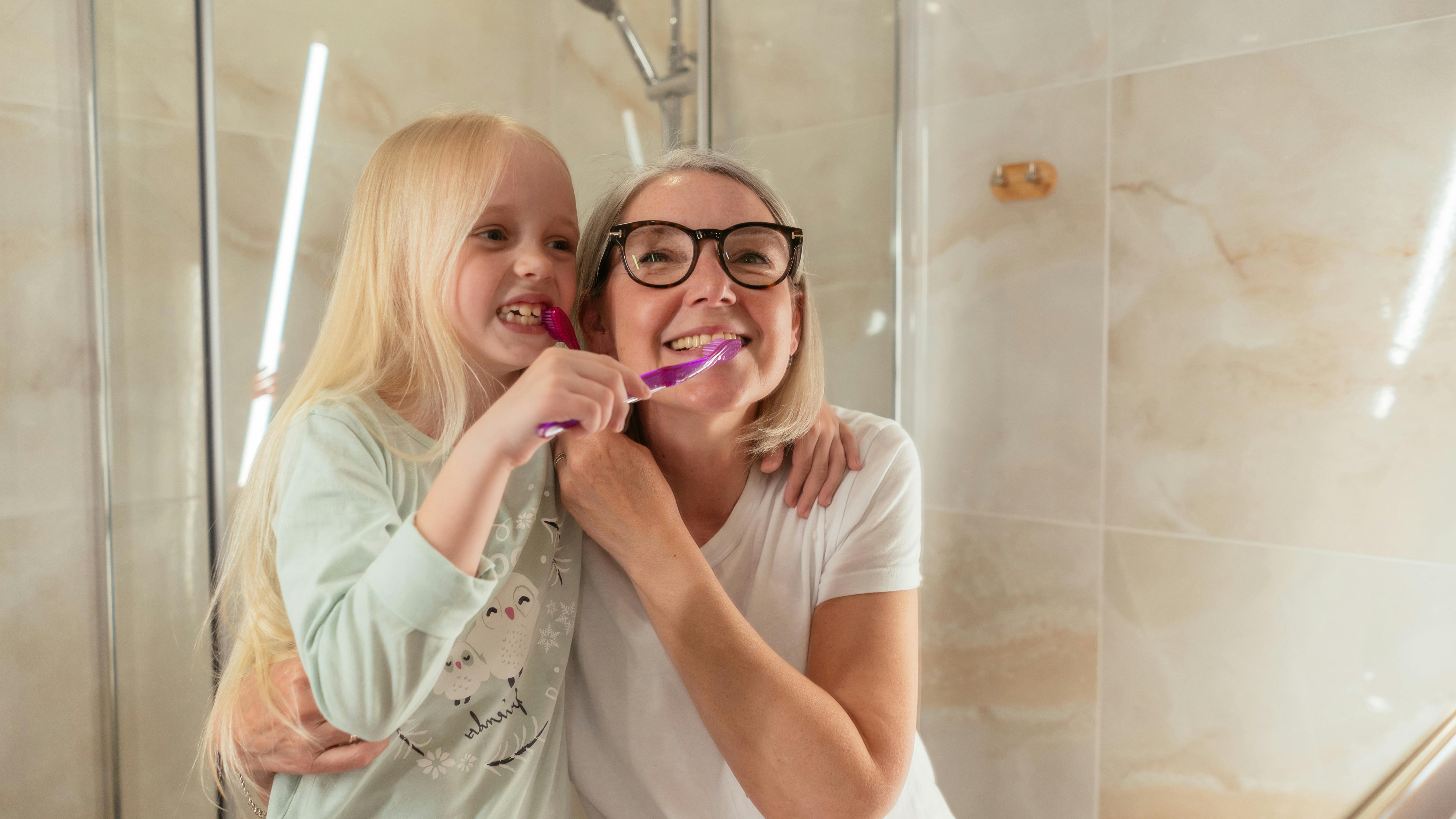 Une grand-mère en train de tisser des liens avec sa petite-fille | Source : Pexels
