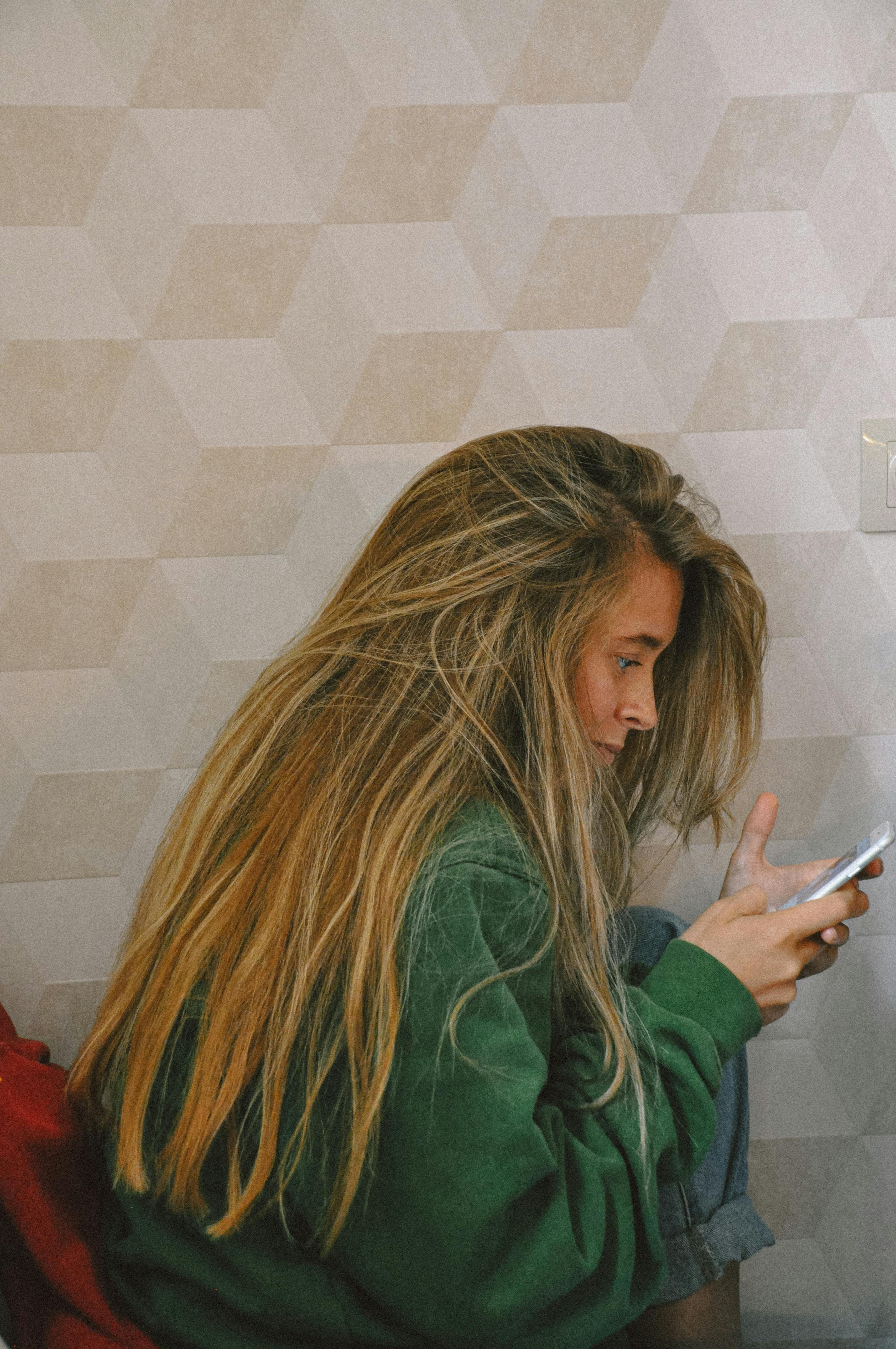 Une femme utilisant un smartphone | Source : Pexels