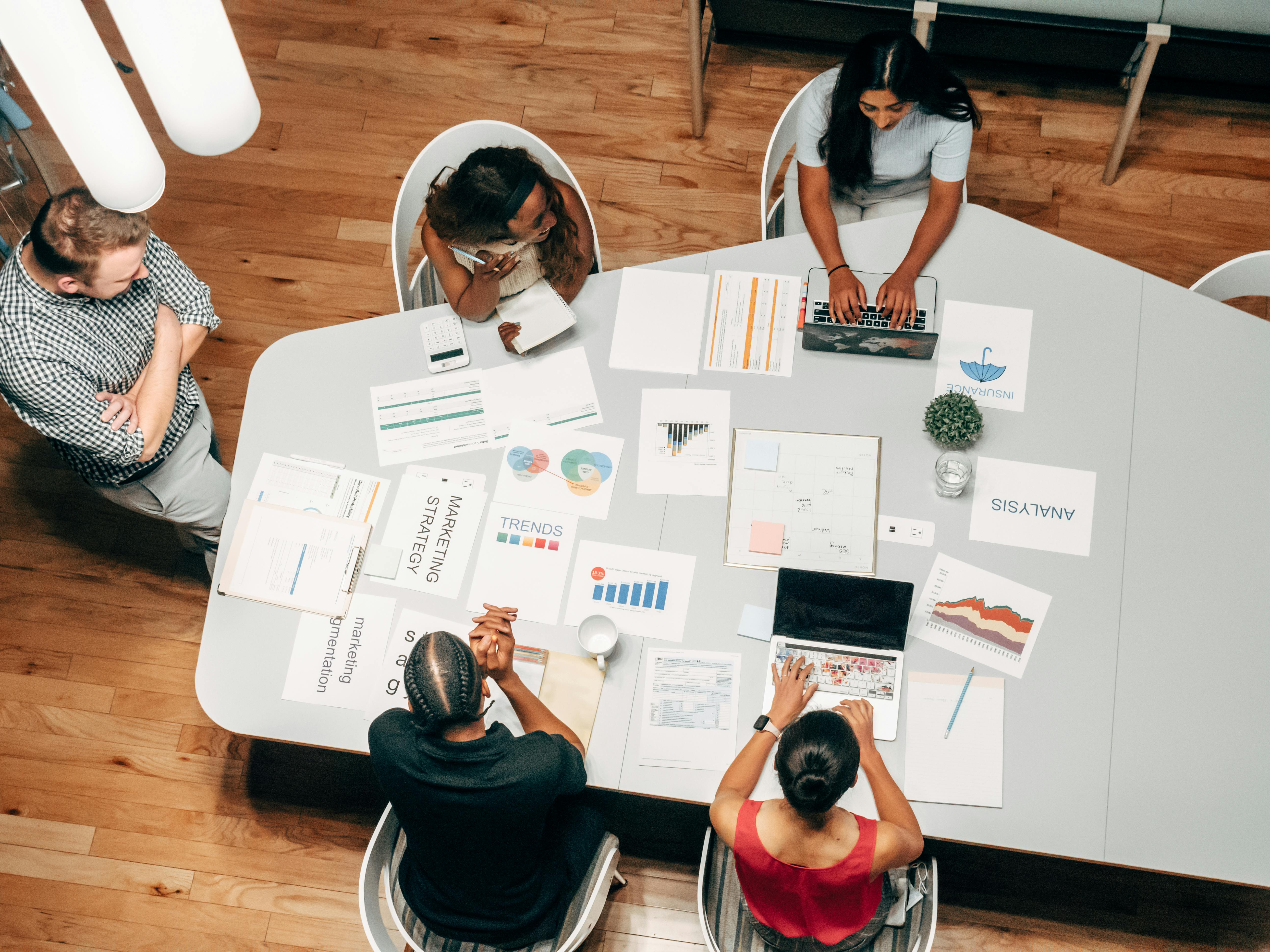 Des personnes travaillant dans un bureau | Source : Pexels
