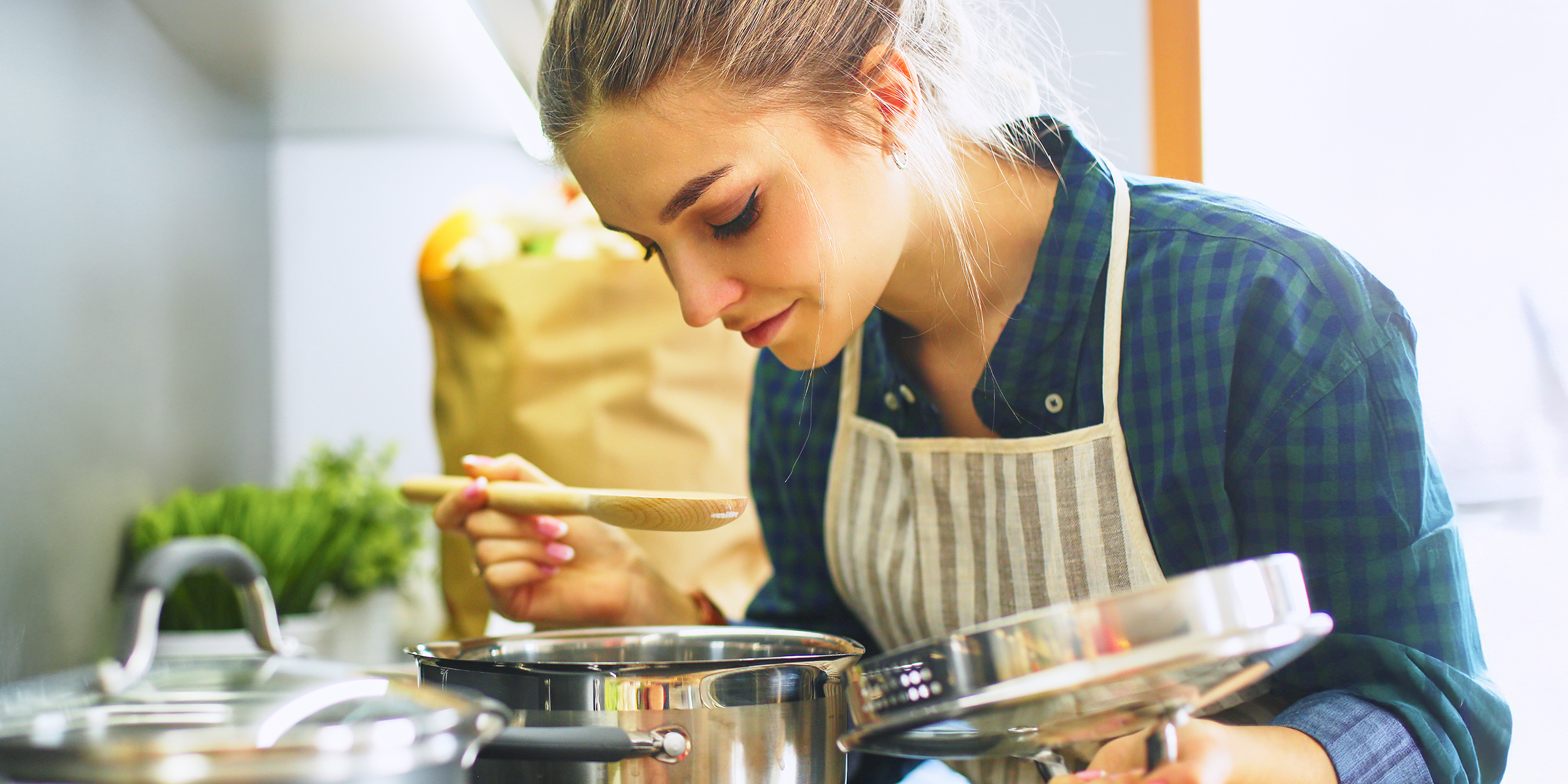 Une femme en train de cuisiner dans la cuisine | Source : Shutterstock