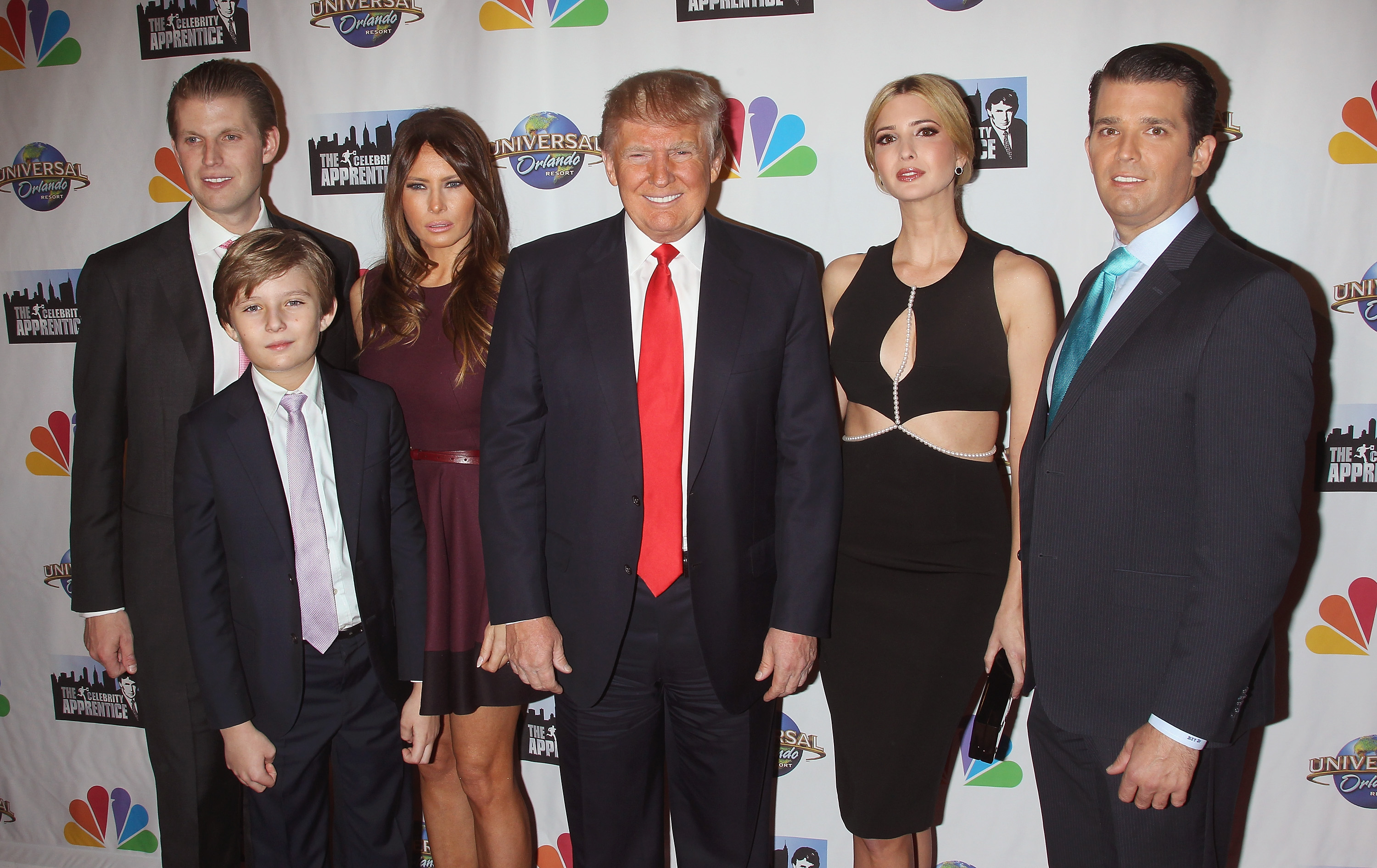 Eric, Barron, Melania, Donald et Ivanka Trump avec Donald Trump Jr. lors de la finale de la saison de « The Celebrity Apprentice » à New York, le 16 février 2015. | Source : Getty Images