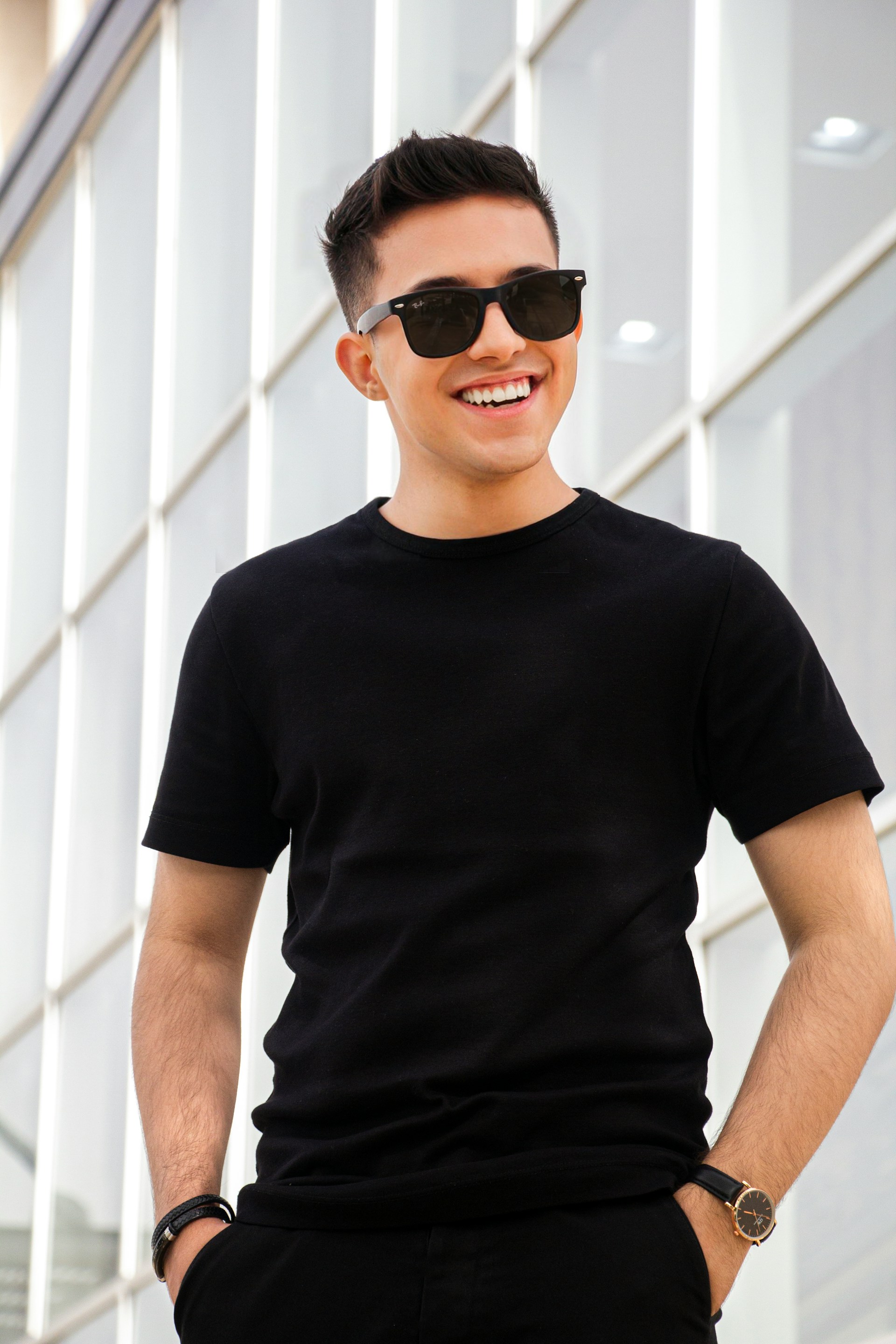 Un jeune homme souriant | Source : Unsplash