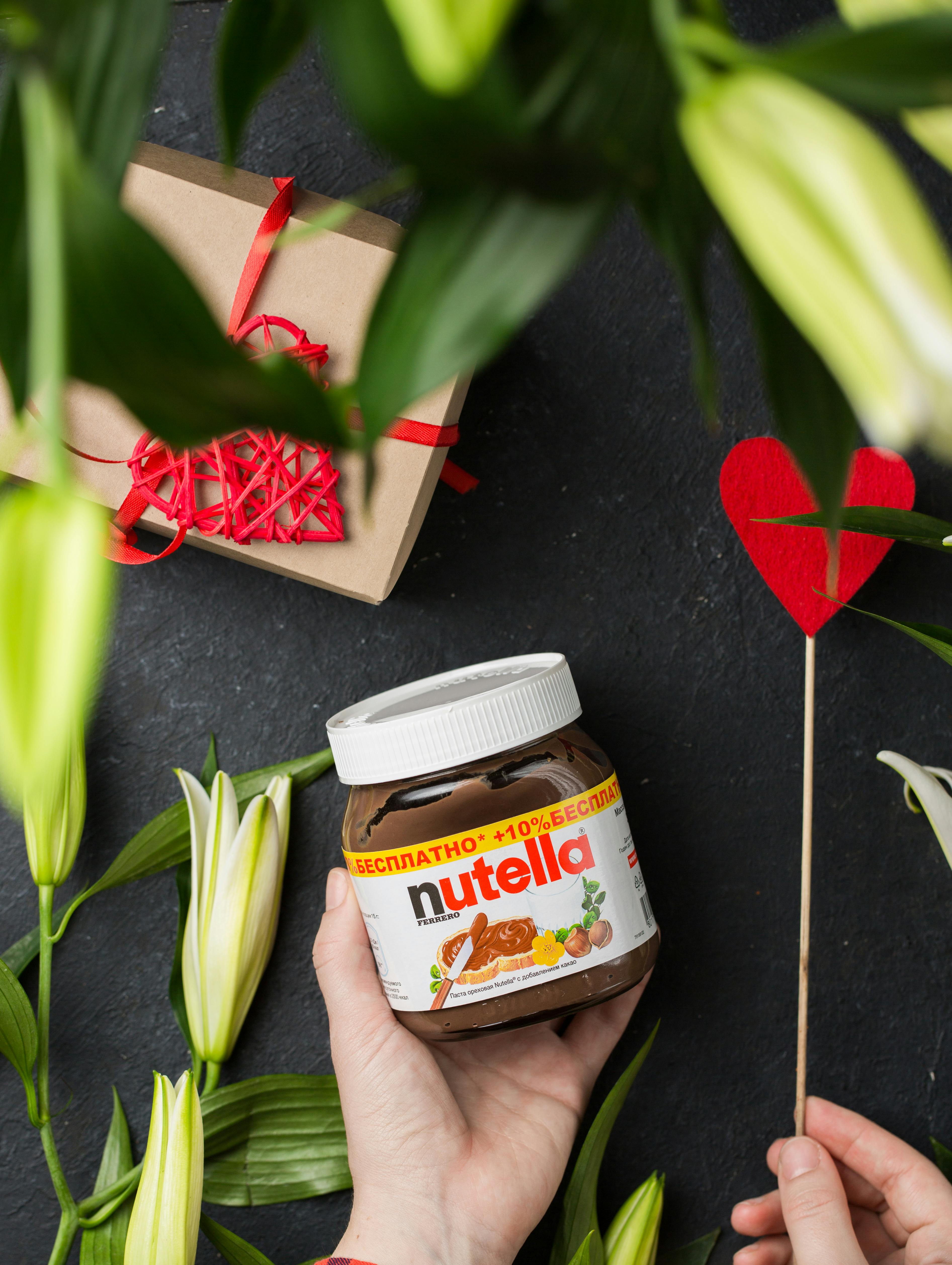 Une personne tenant une bouteille de Nutella | Source : Pexels