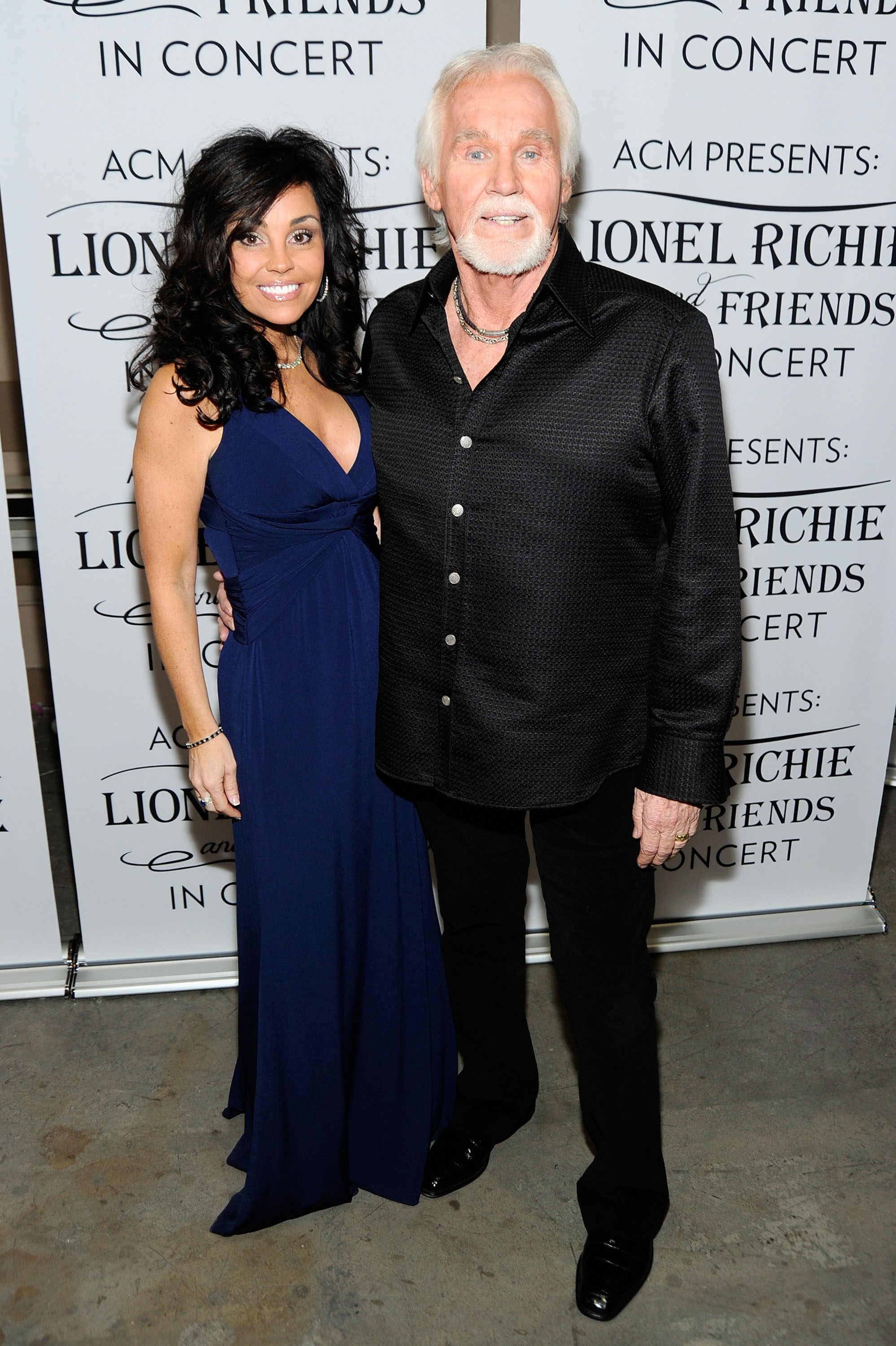 Wanda Miller et Kenny Rogers lors du concert Lionel Richie and Friends à la MGM Grand Garden Arena, le 2 avril 2012, à Las Vegas, dans le Nevada. | Source : Getty Images