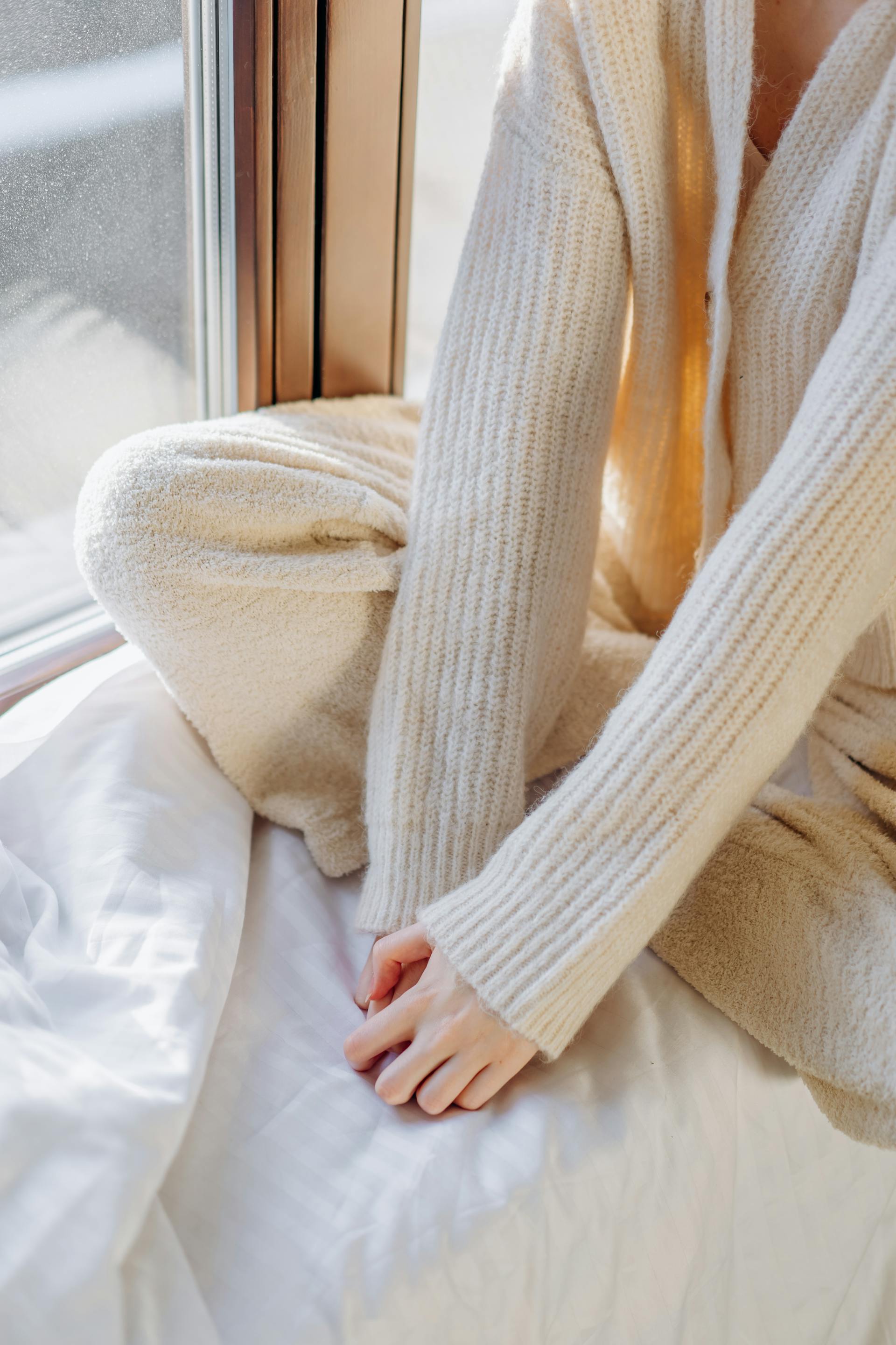 Gros plan d'une femme assise près de la fenêtre | Source : Pexels