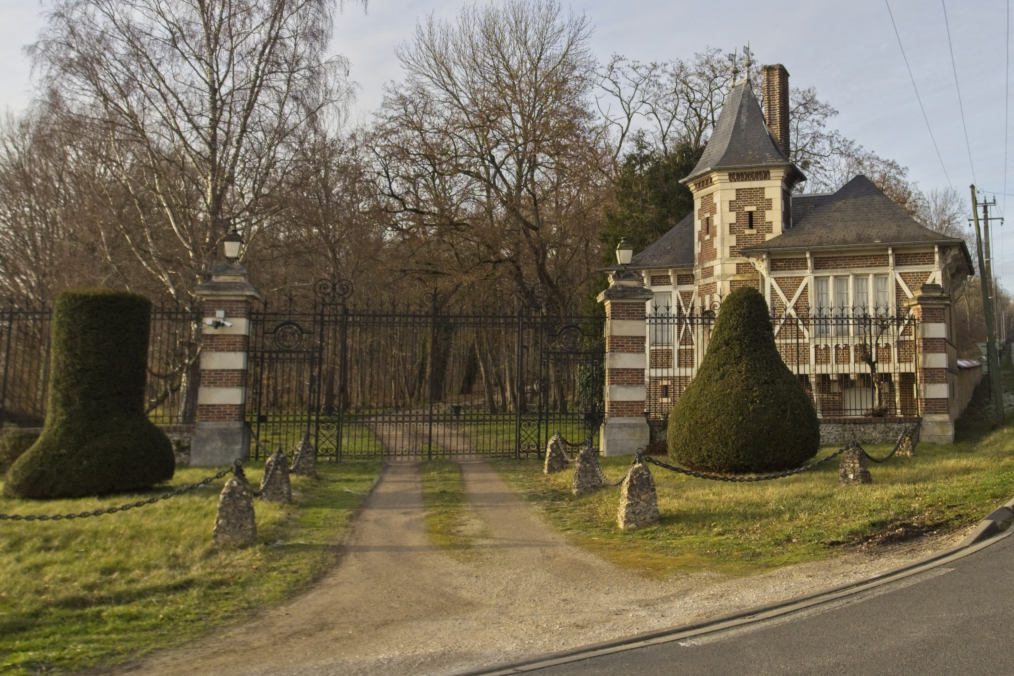 Vue de l'entrée principale de la résidence de l'acteur français Alain Delon, baptisée La Brulerie, à Douchy, dans le centre de la France I Source : Getty Images