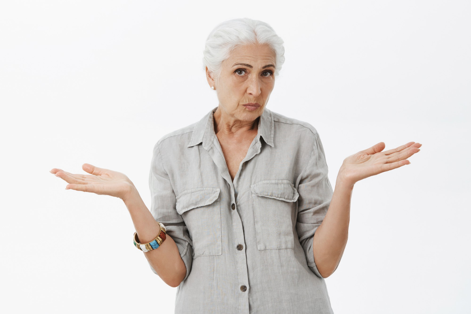 Une femme plus âgée haussant les épaules | Source : Freepik