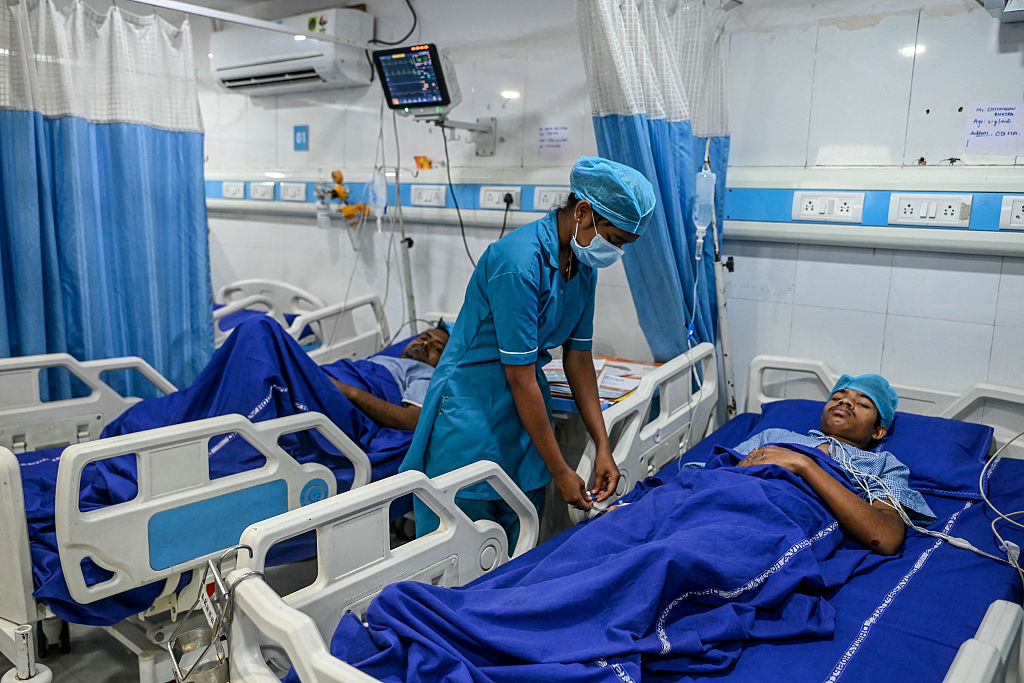 Une infirmière s'occupe d'une victime soignée à l'hôpital, blessée dans l'explosion de Sigachi Industries, au lendemain d'une explosion à Sangareddy, dans l'État du Telangana, au sud de l'Inde, le 1er juillet 2025. | Getty Images