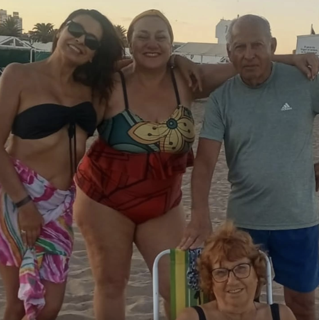 Laura Fernanda Leguizamón est vue avec sa famille sur une photo partagée le 1er mars 2025 | Source : Facebook/laura.leguizamon.1044
