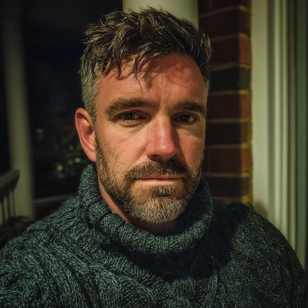 Un homme pensif debout sous un porche | Source : Midjourney