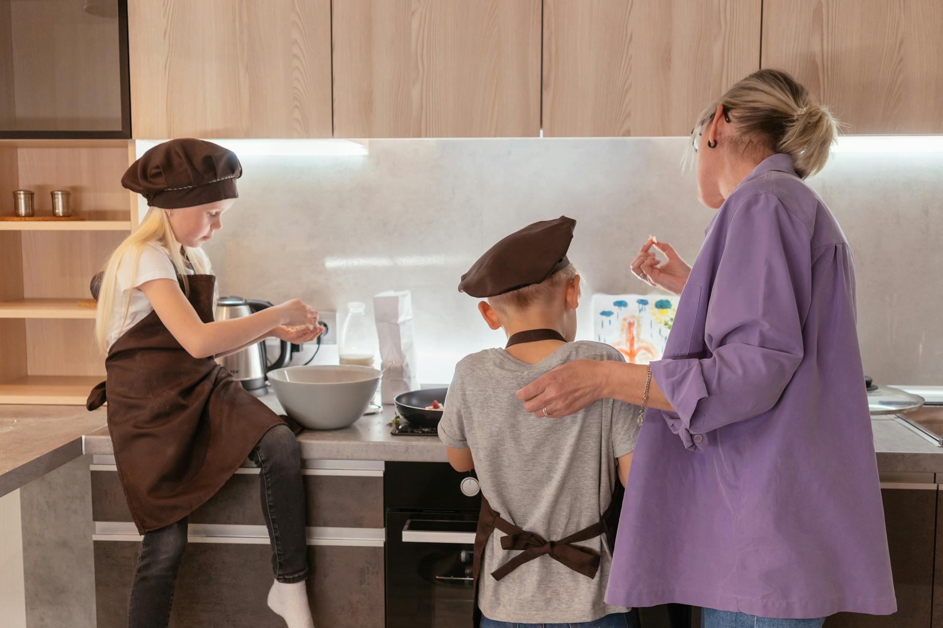 Une grand-mère en compagnie de ses petits-enfants dans la cuisine | Source : Pexels