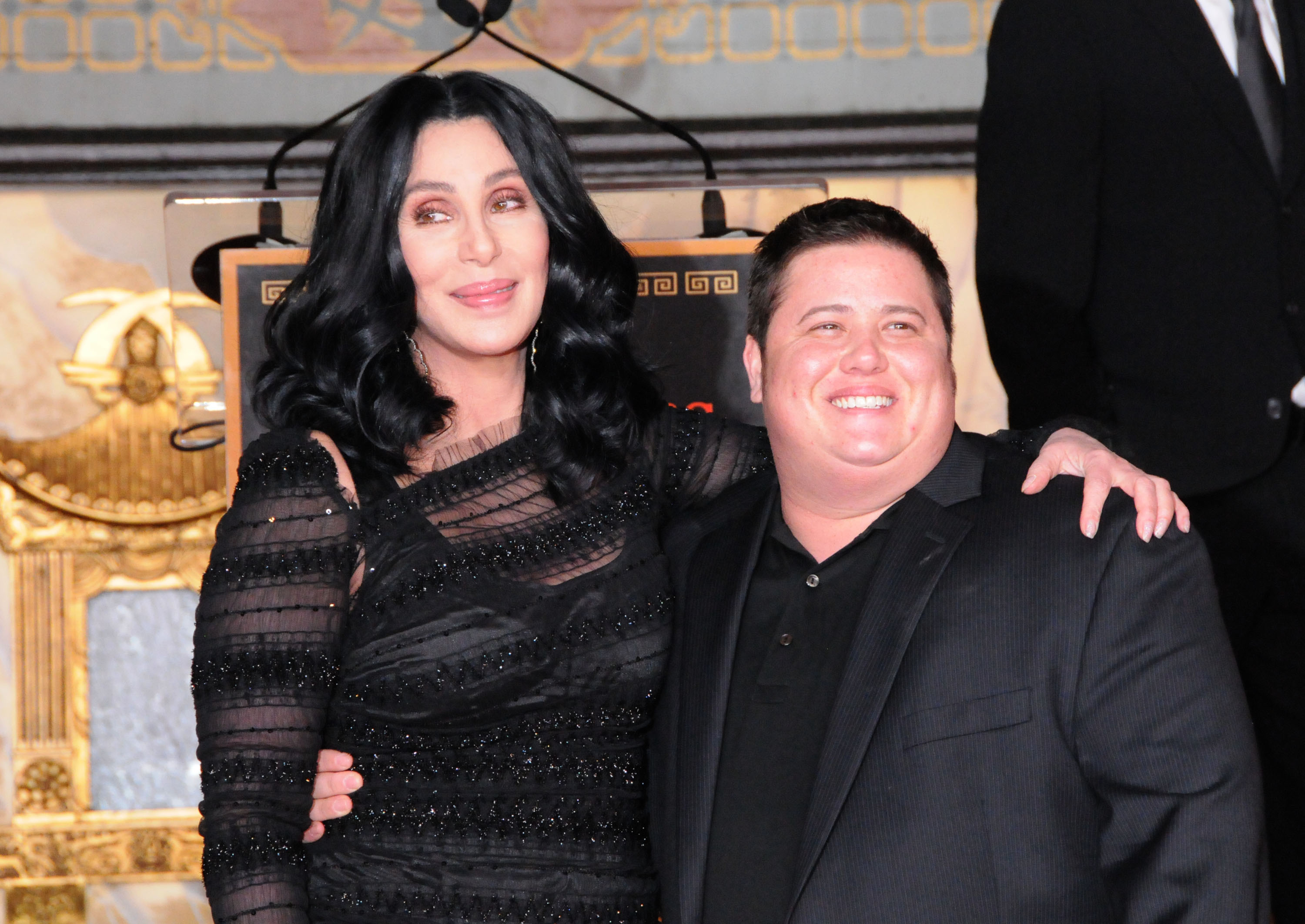 Cher et son fils Chaz Bono lors d'une cérémonie en son honneur, au cours de laquelle ses empreintes de mains et de pieds ont été immortalisées, le 18 novembre 2010 | Source : Getty Images