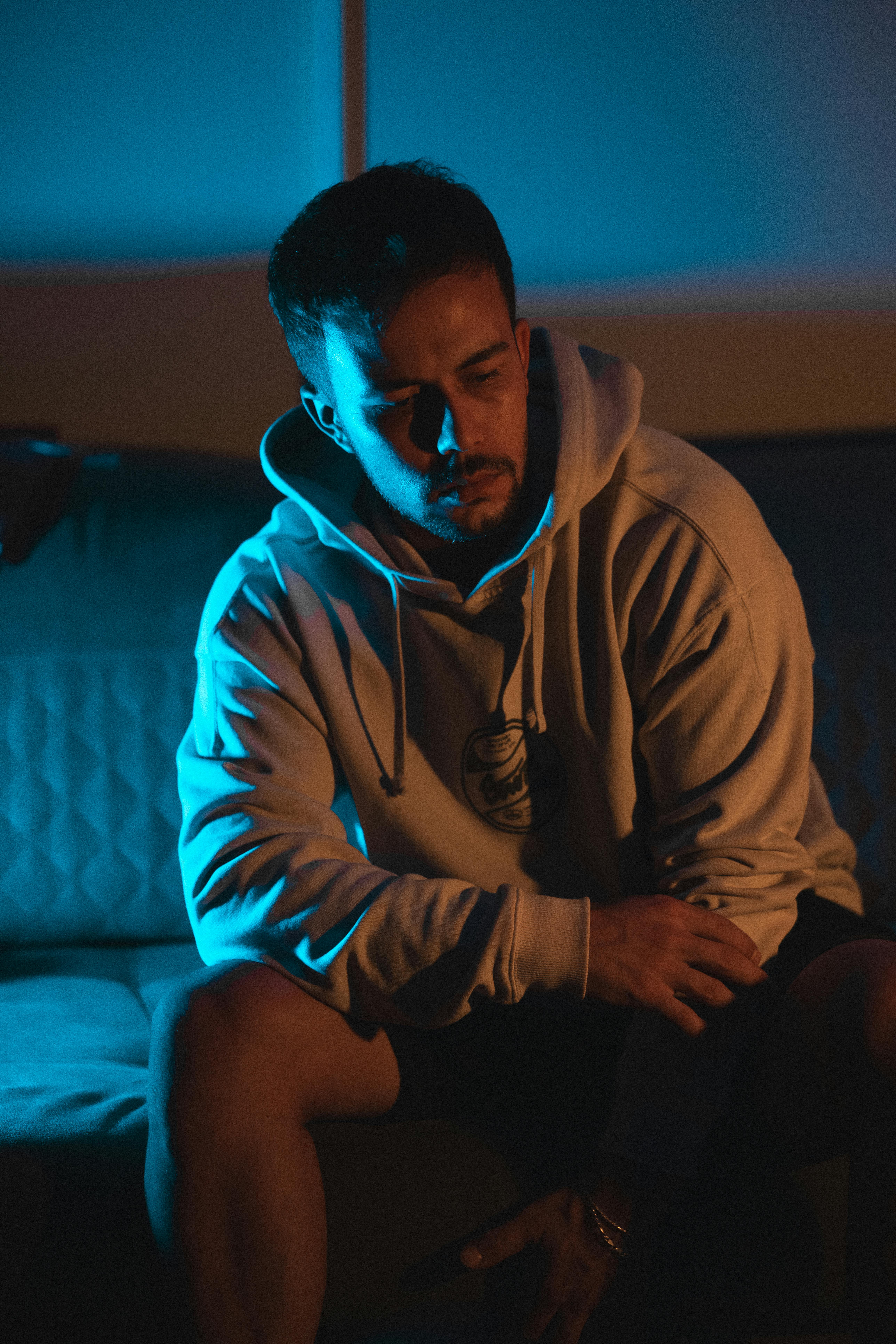 Un homme dans un salon sombre | Source : Pexels