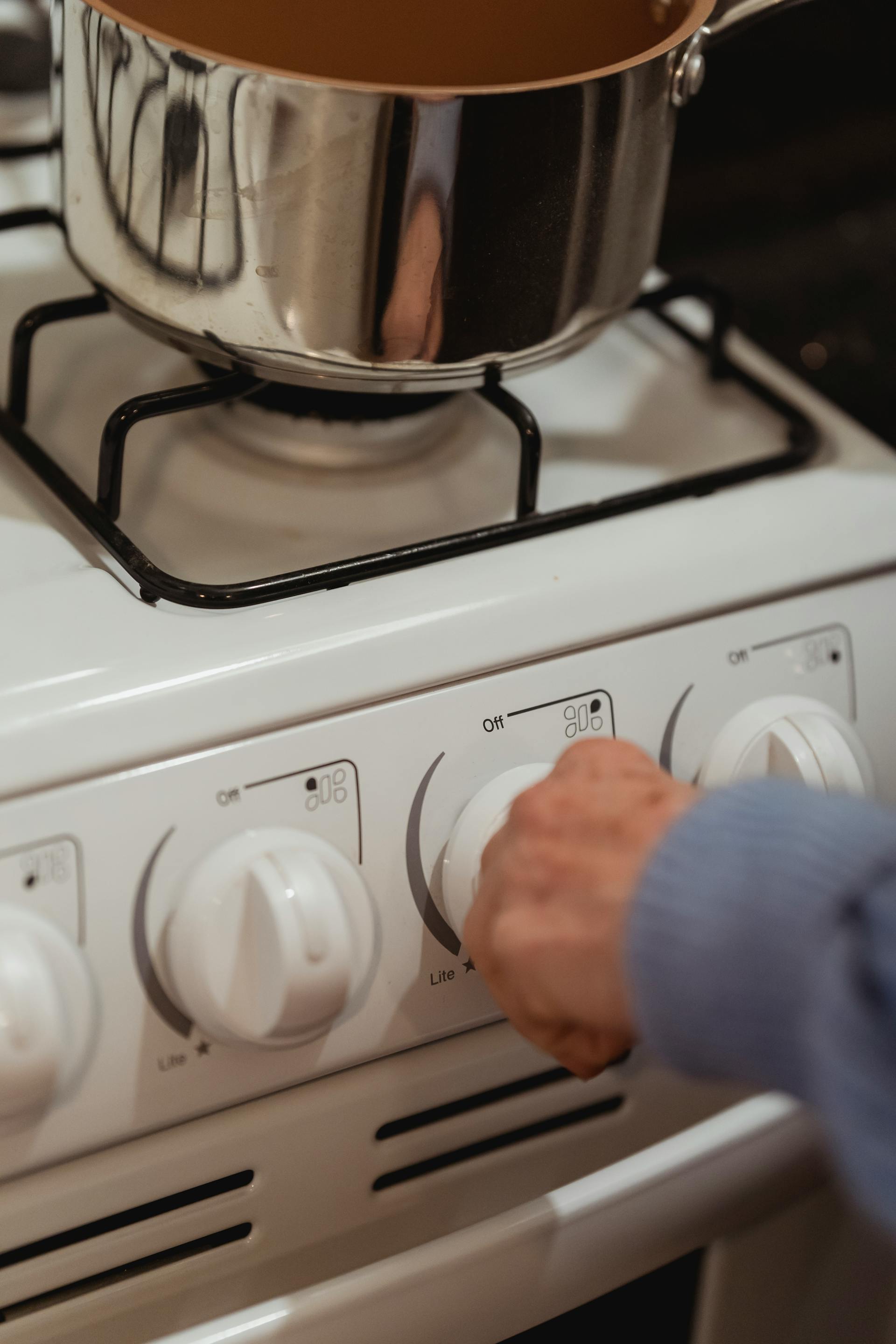 Une personne en train de cuisiner dans une marmite | Source : Pexels