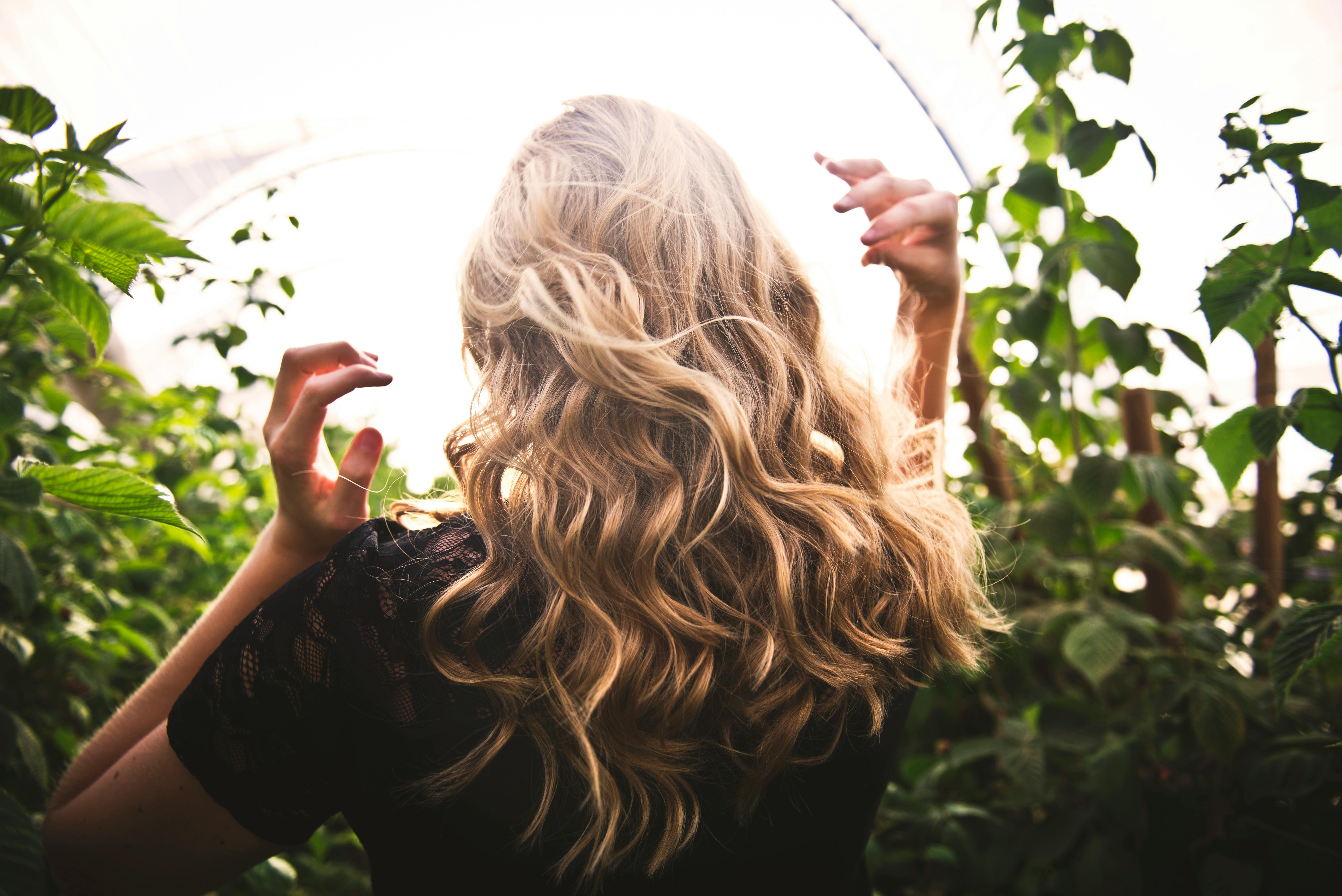 La vue arrière sur une femme blonde | Source : Pexels