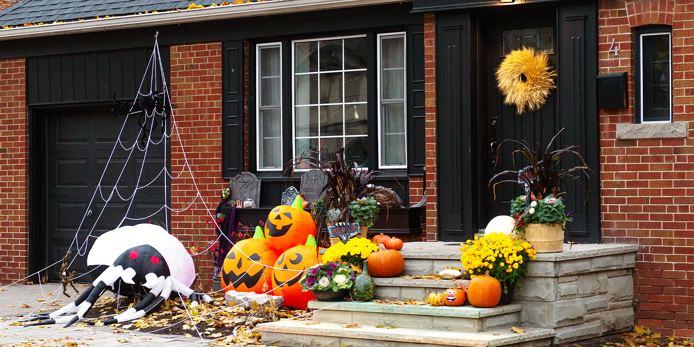 Décorations d'Halloween sur un porche | Source : Shutterstock