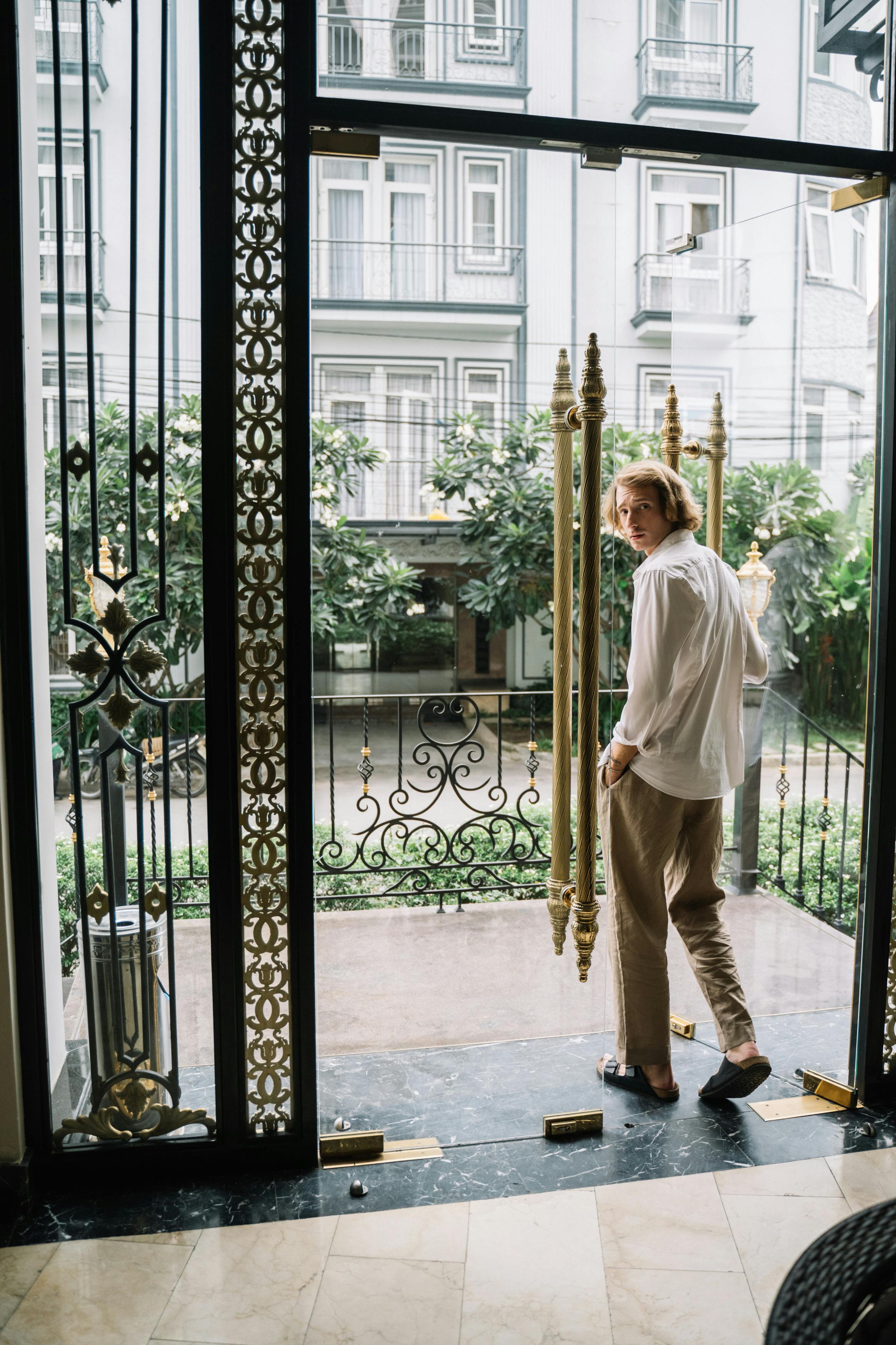 Un homme regarde en arrière alors qu'il franchit une porte | Source : Pexels