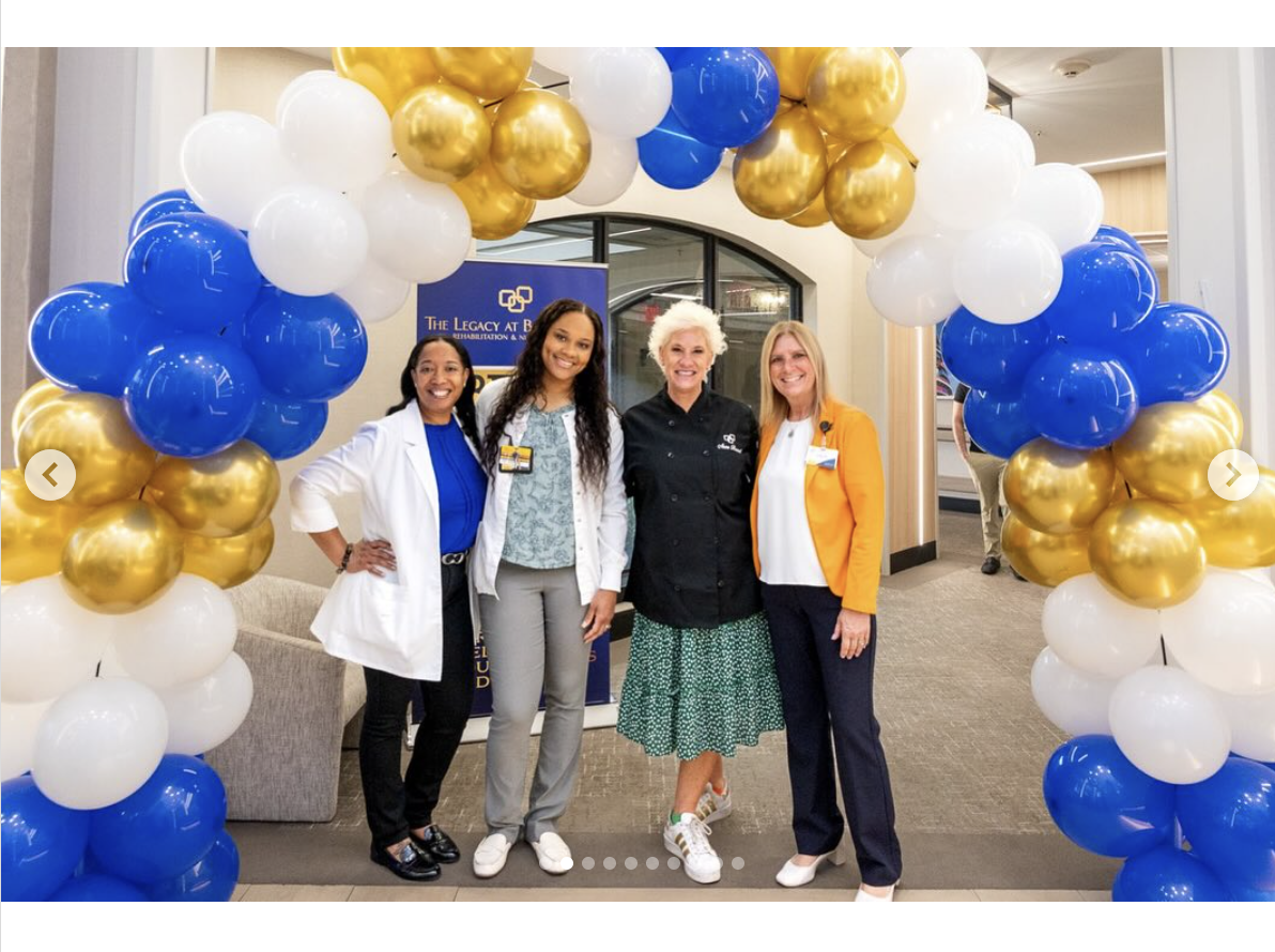 Anne Burrell est vue avec des membres du personnel du CareRite Center, dans une photo partagée le 11 juin 2025 | Source : Instagram/careritecenters