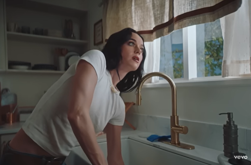 Katy Perry telle qu'elle apparaît dans son clip « Bandaids », daté du 7 novembre 2025. | Source : Youtube/KatyPerry