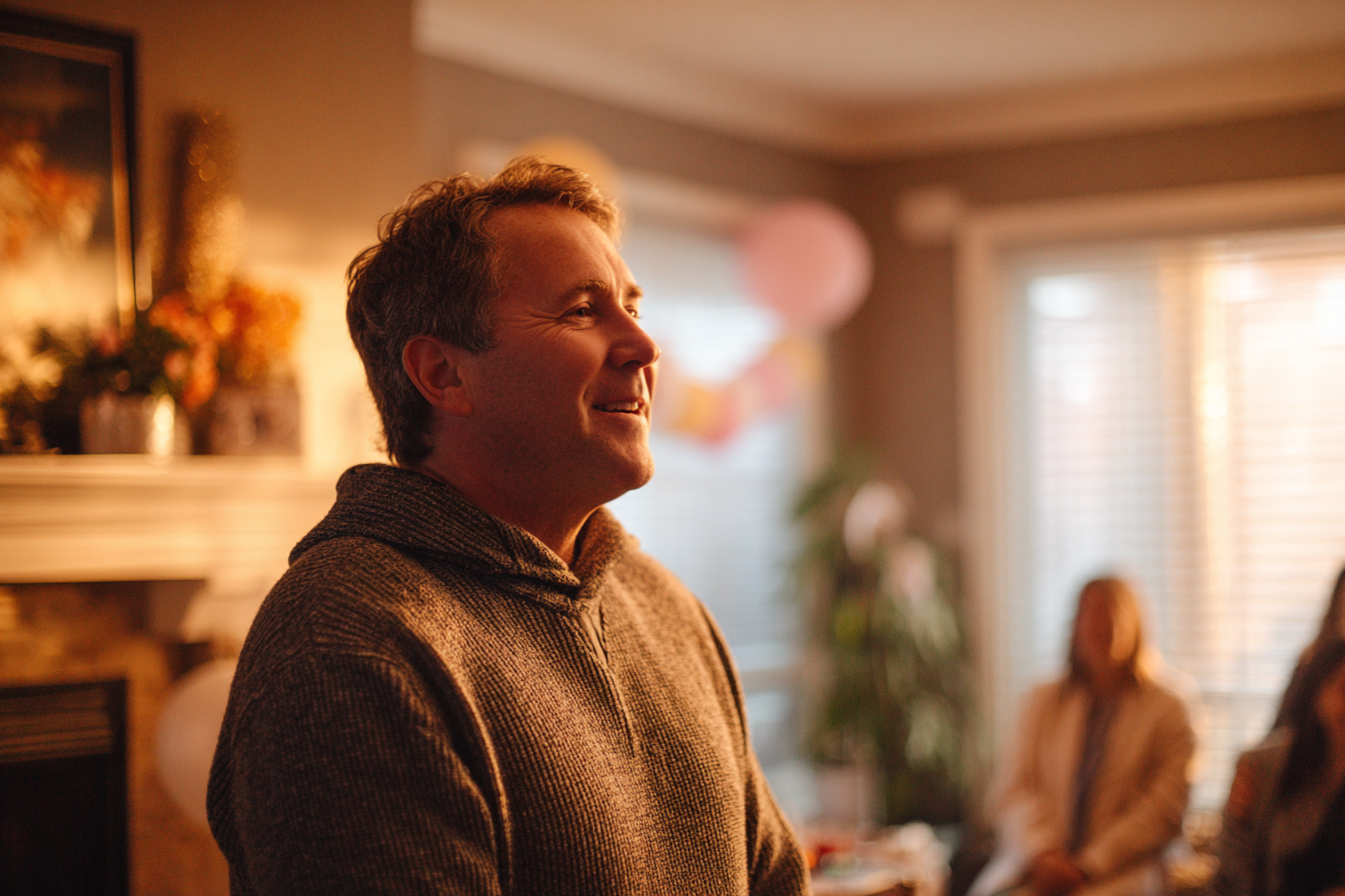 Un homme debout dans sa maison | Source : Midjourney