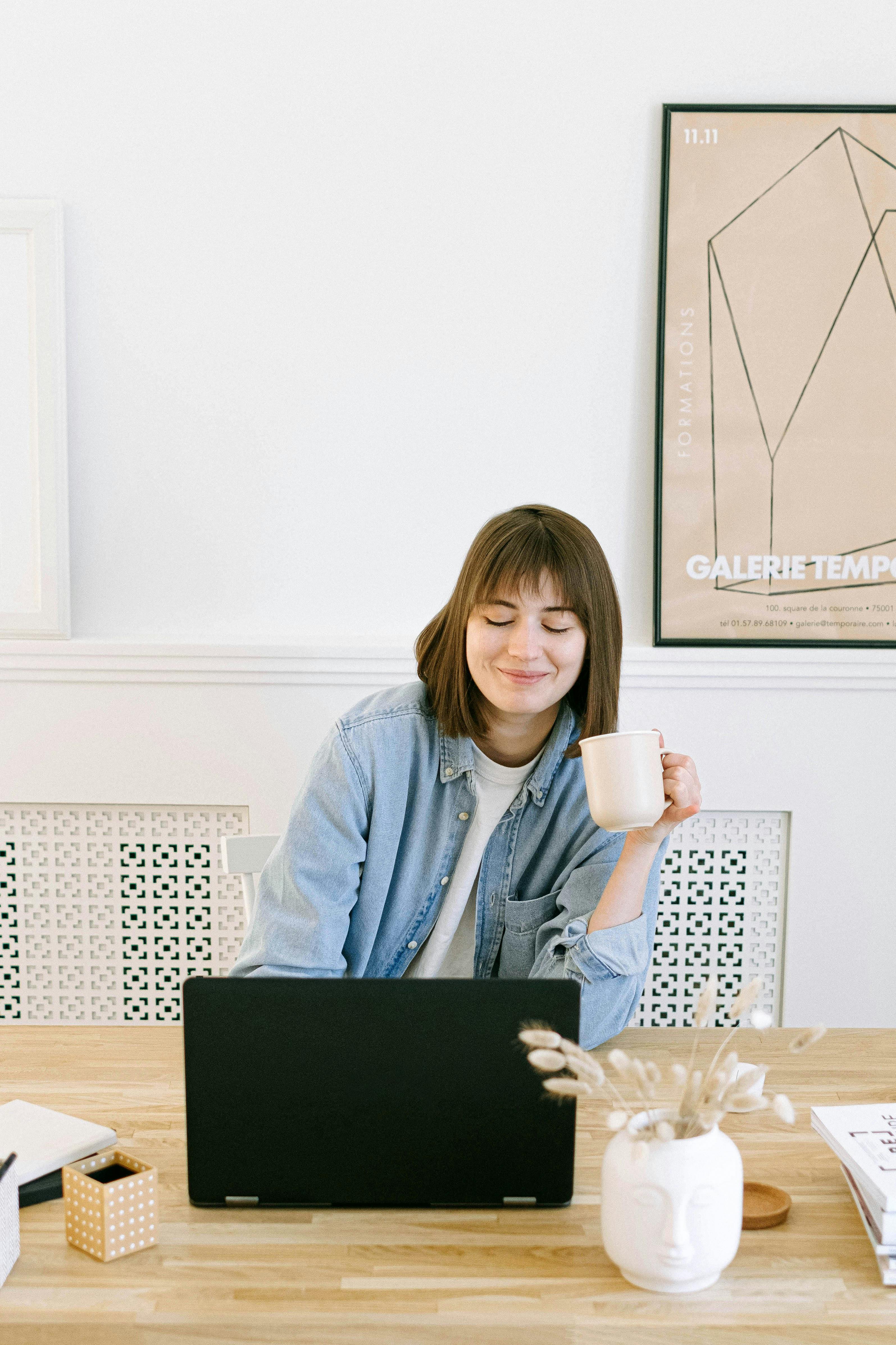 Une femme heureuse sur son ordinateur portable | Source : Pexels