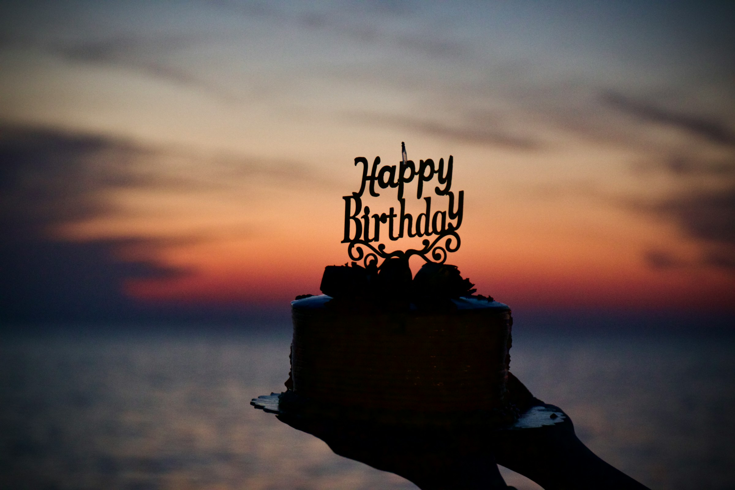 Une personne tenant un gâteau d'anniversaire | Source : Unsplash