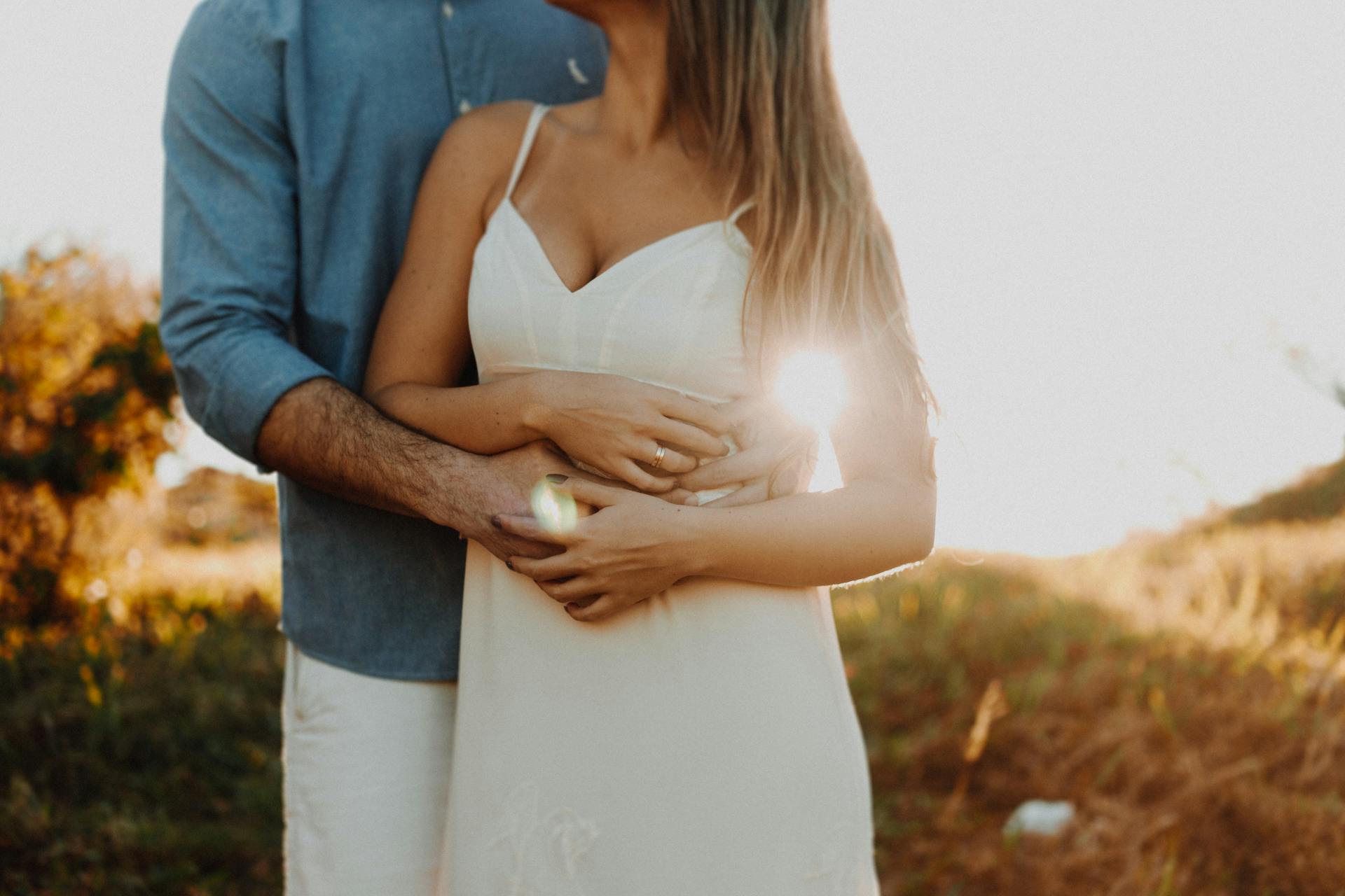 Un homme tenant une femme en robe blanche | Source : Pexels