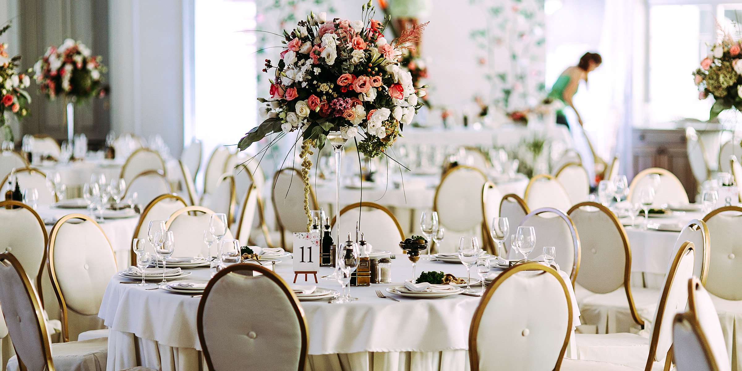 Dresser les tables sur un lieu de mariage | Source : Shutterstock