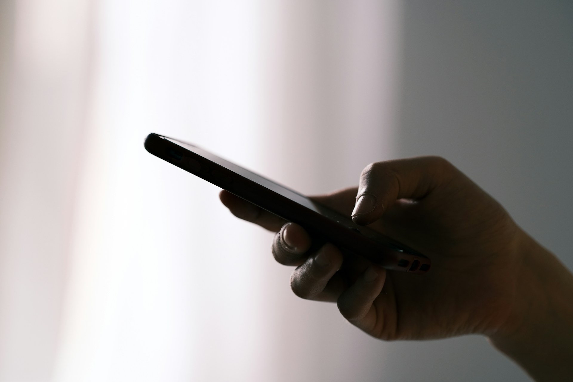 Une femme utilisant son téléphone portable | Source : Unsplash