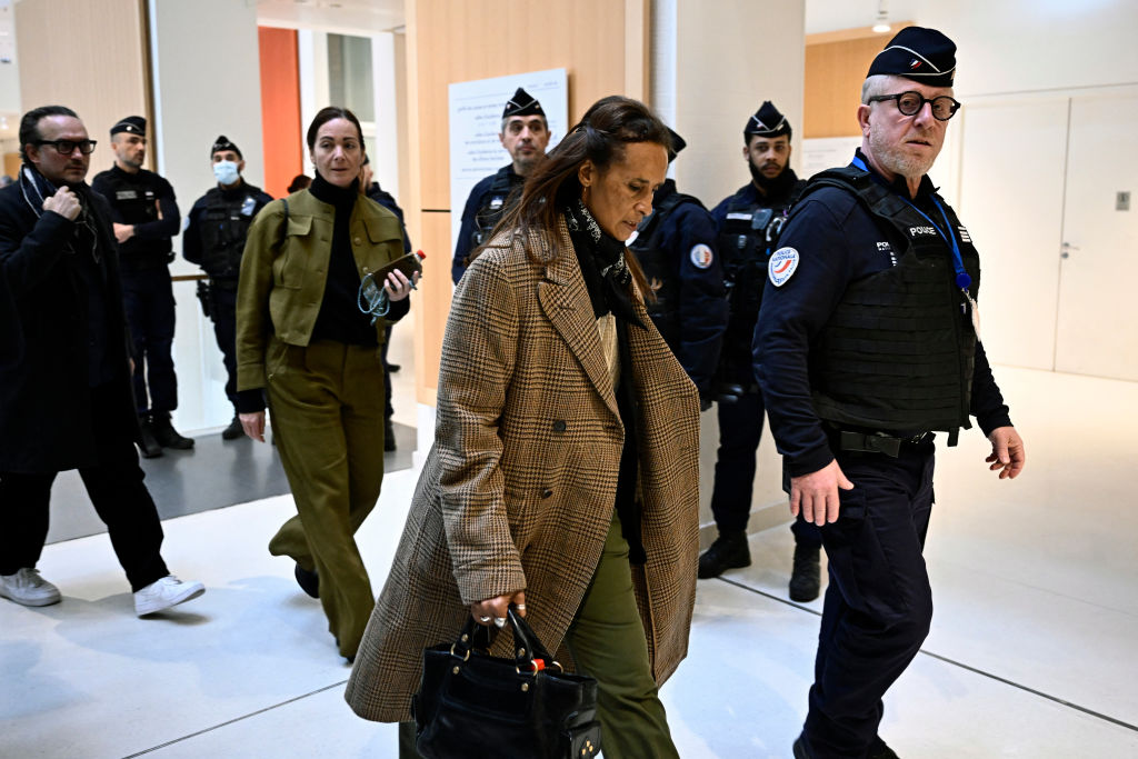L'ex-compagne de Depardieu, Karine Silla (au centre) arrive à l'ouverture du procès de l'acteur français Gérard Depardieu, accusé d'avoir agressé sexuellement deux femmes lors d'un tournage en 2021, au tribunal correctionnel de Paris, le 24 mars 2025 I Source : Getty Images