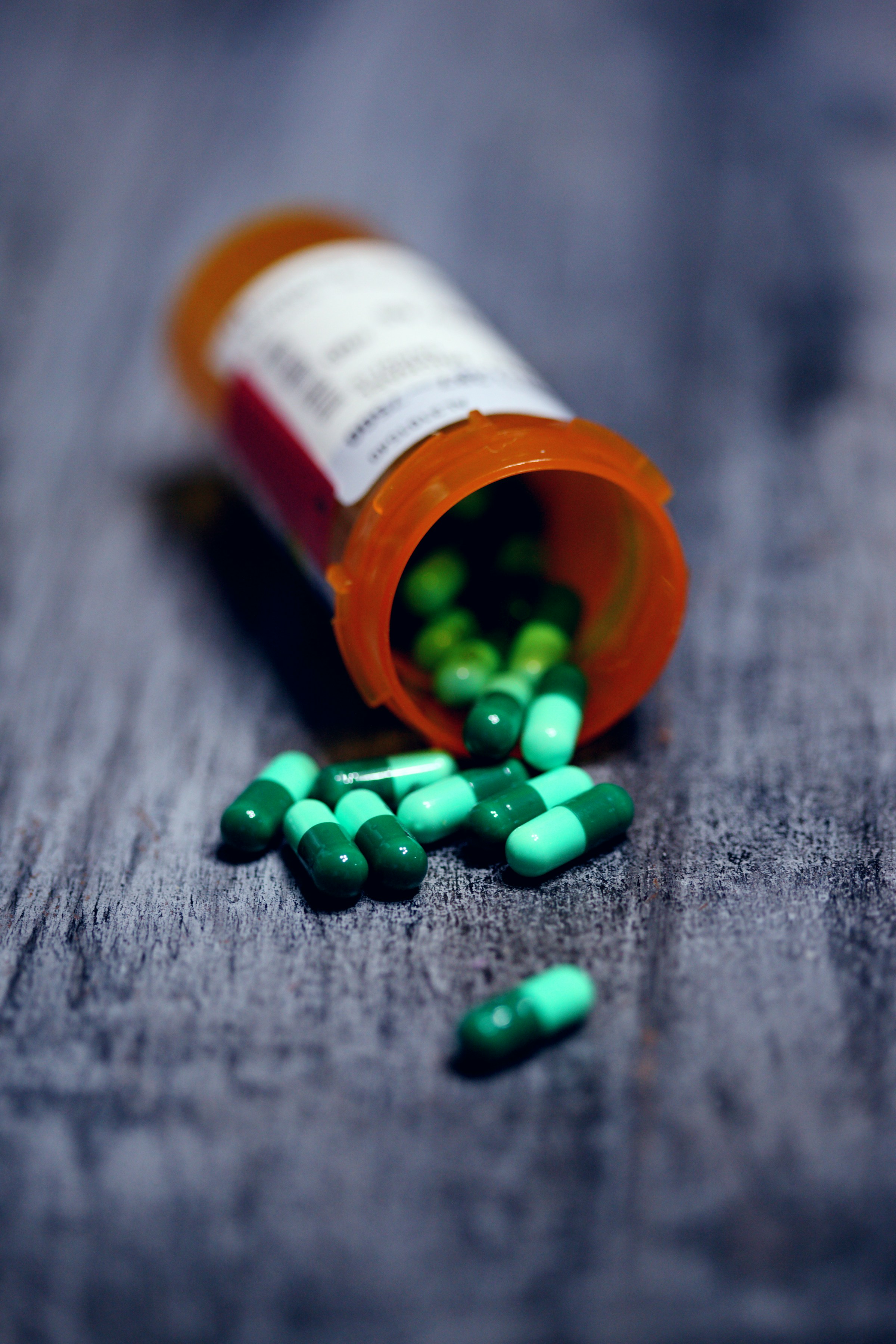 Un flacon de médicaments avec des gélules | Source : Unsplash