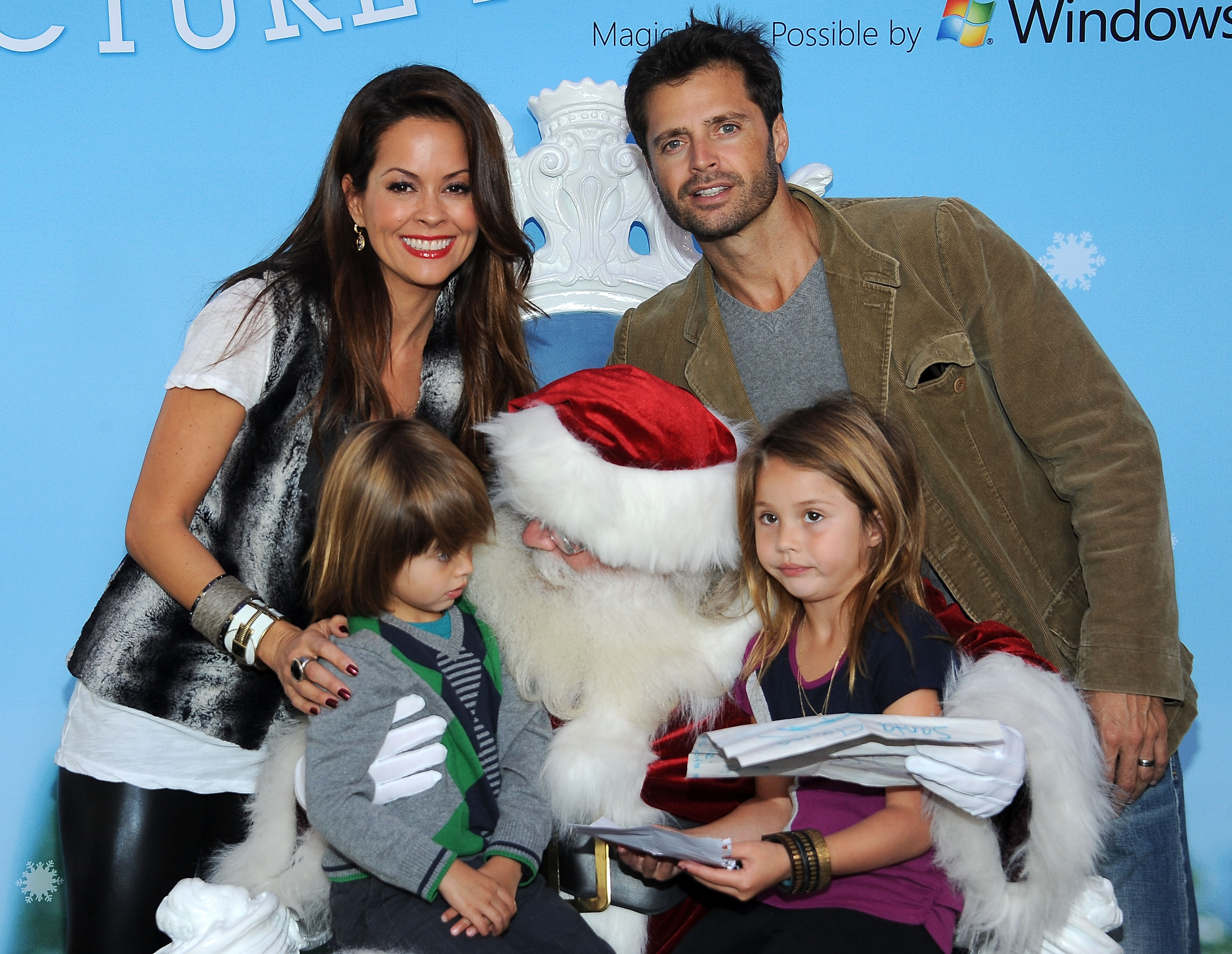 Brooke Burke, Shaya, Rain et David Charvet posent avec le Père Noël le 23 novembre 2011, à Century City, en Californie. | Source : Getty Images