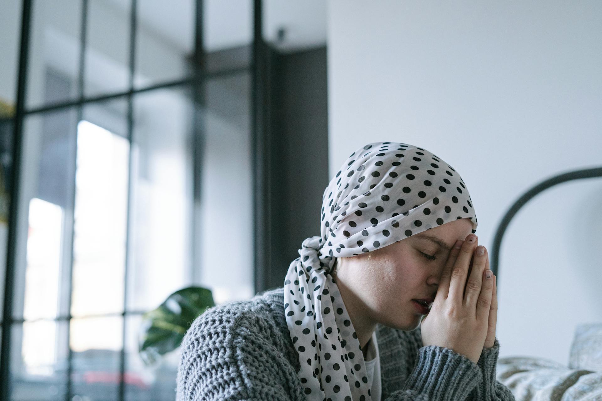 Une femme triste portant un foulard | Source : Pexels