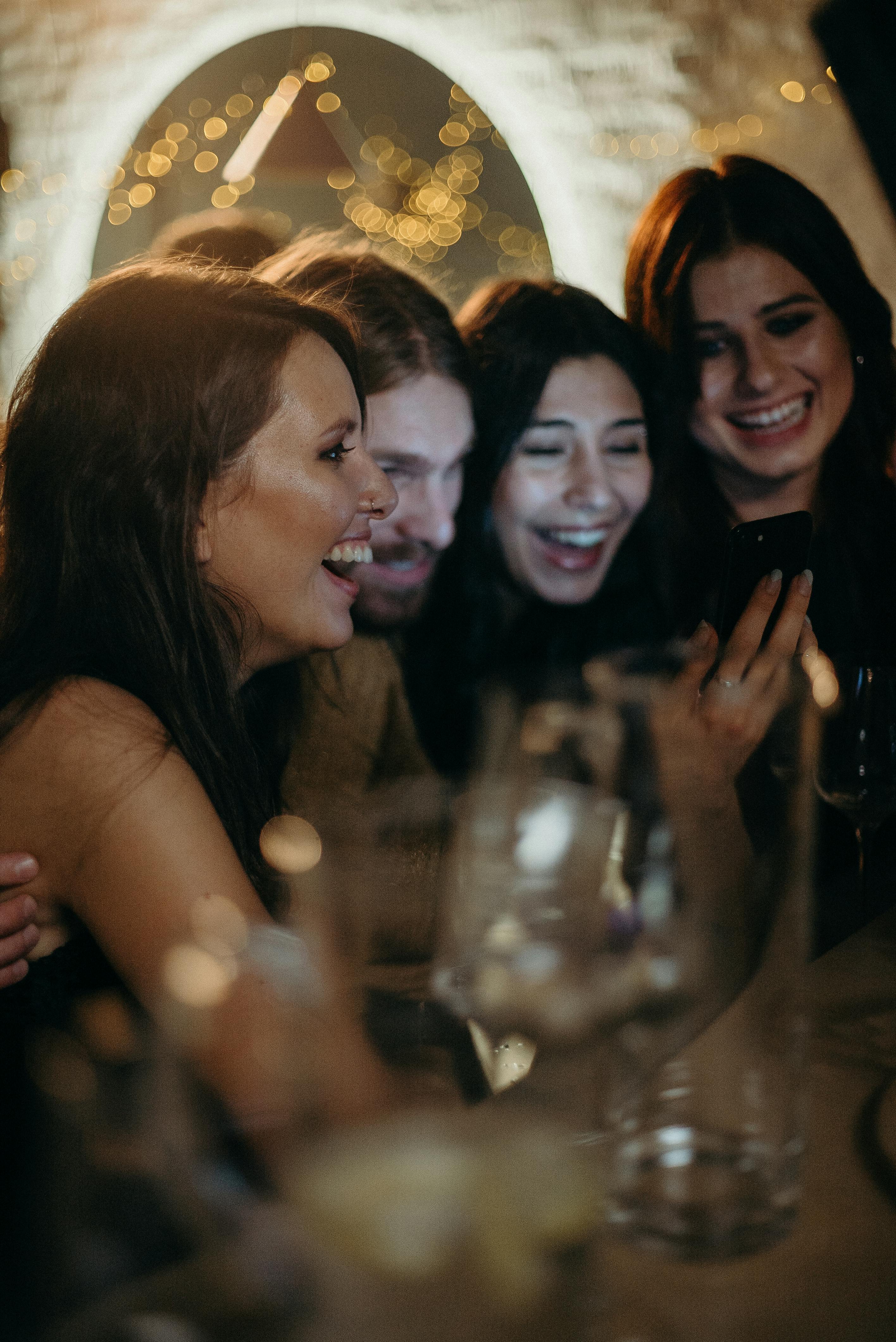 Plusieurs personnes en train de rire | Source : Pexels