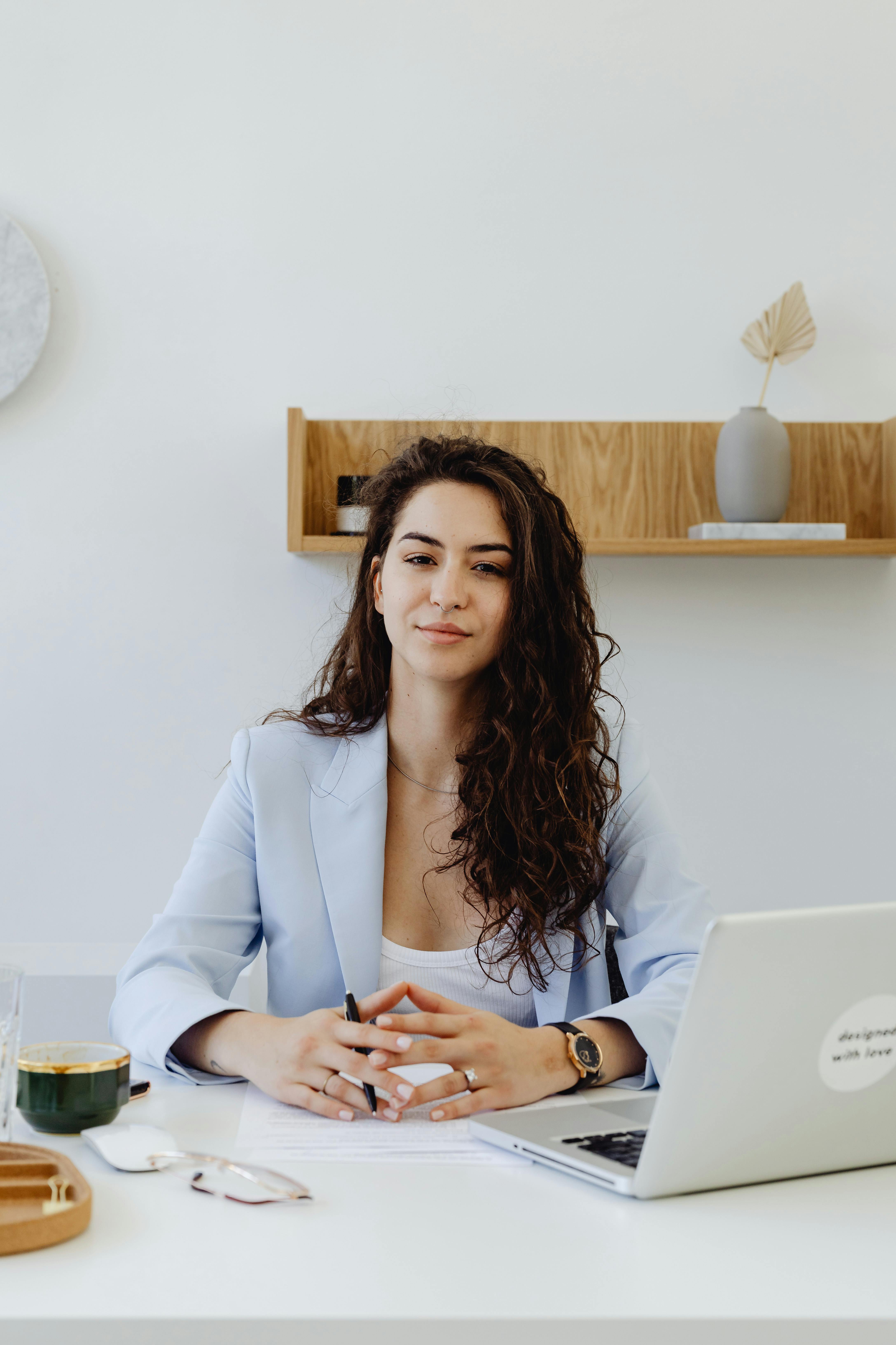 Une femme assise dans son bureau | Source : Pexels