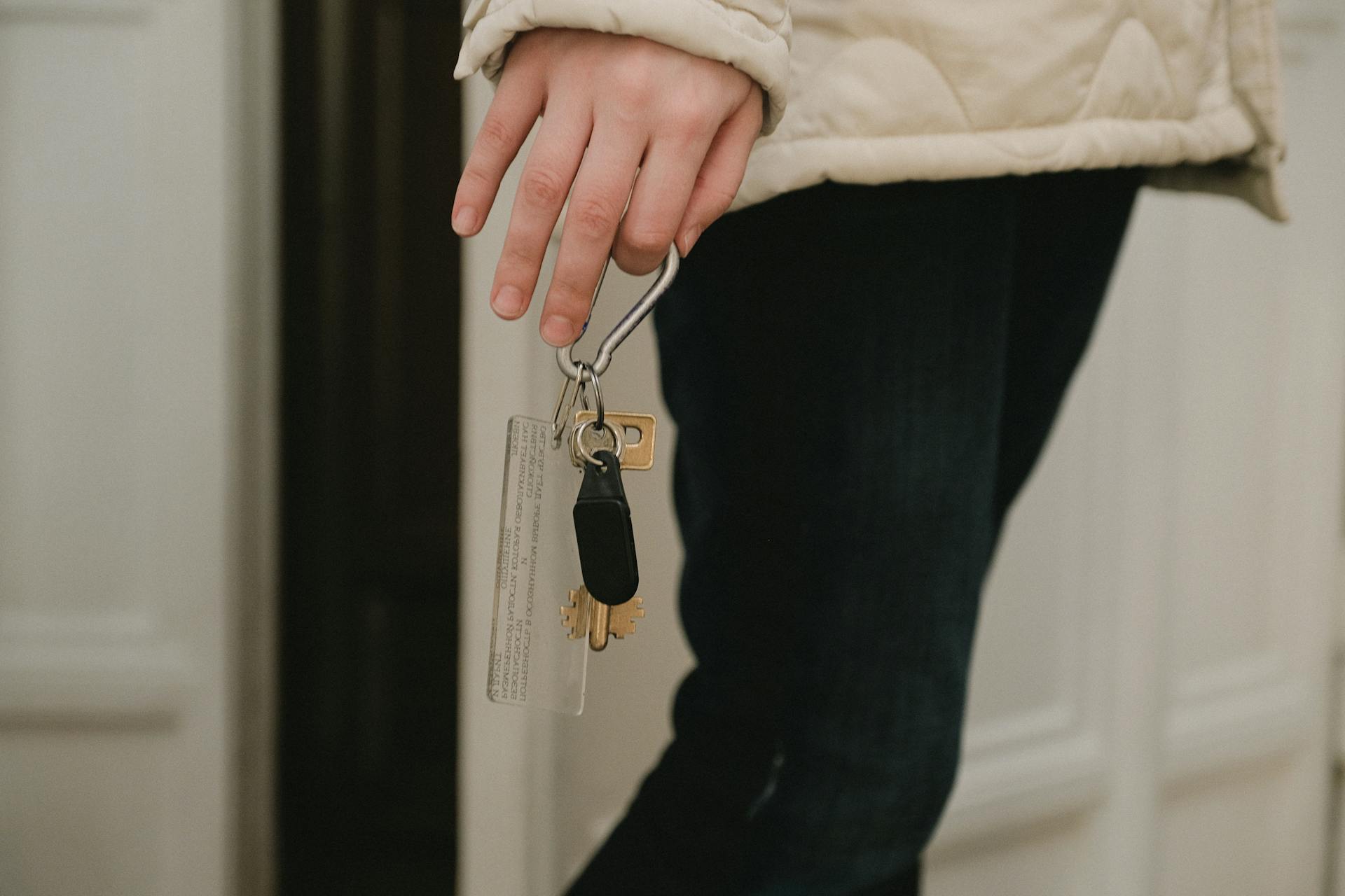 Une femme tenant une clé | Source : Pexels