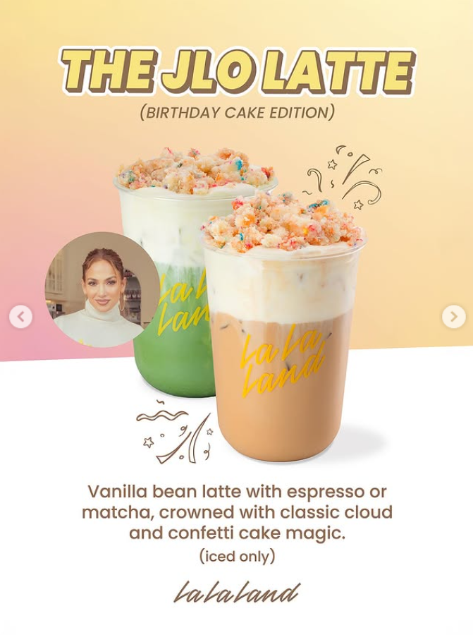 Flyer promotionnel pour le JLo Birthday Cake Latte de La La Land, tiré d'un post daté du 23 juillet 2025. | Source : Instagram/jlo