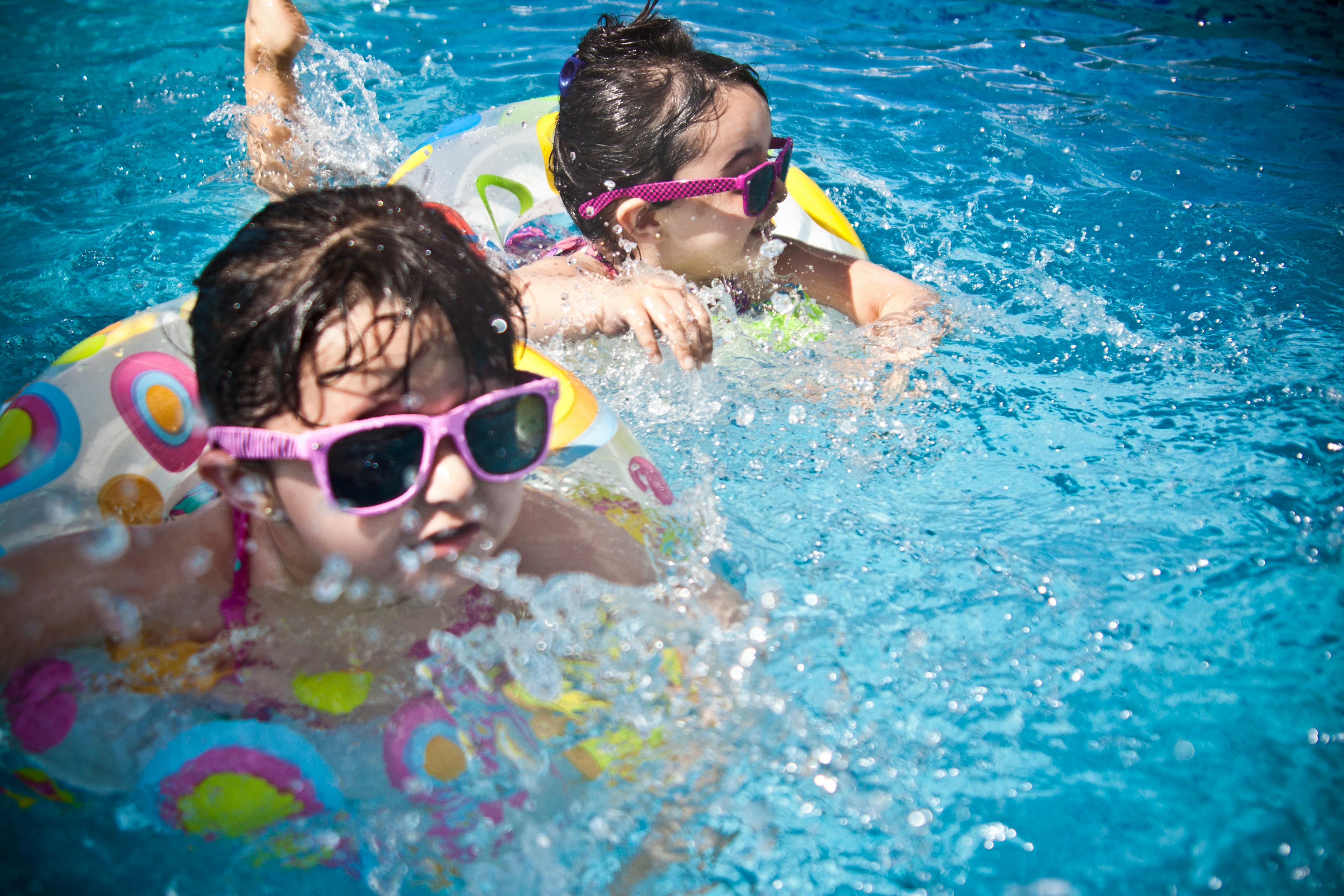 Des enfants en train de nager | Source : Pexels