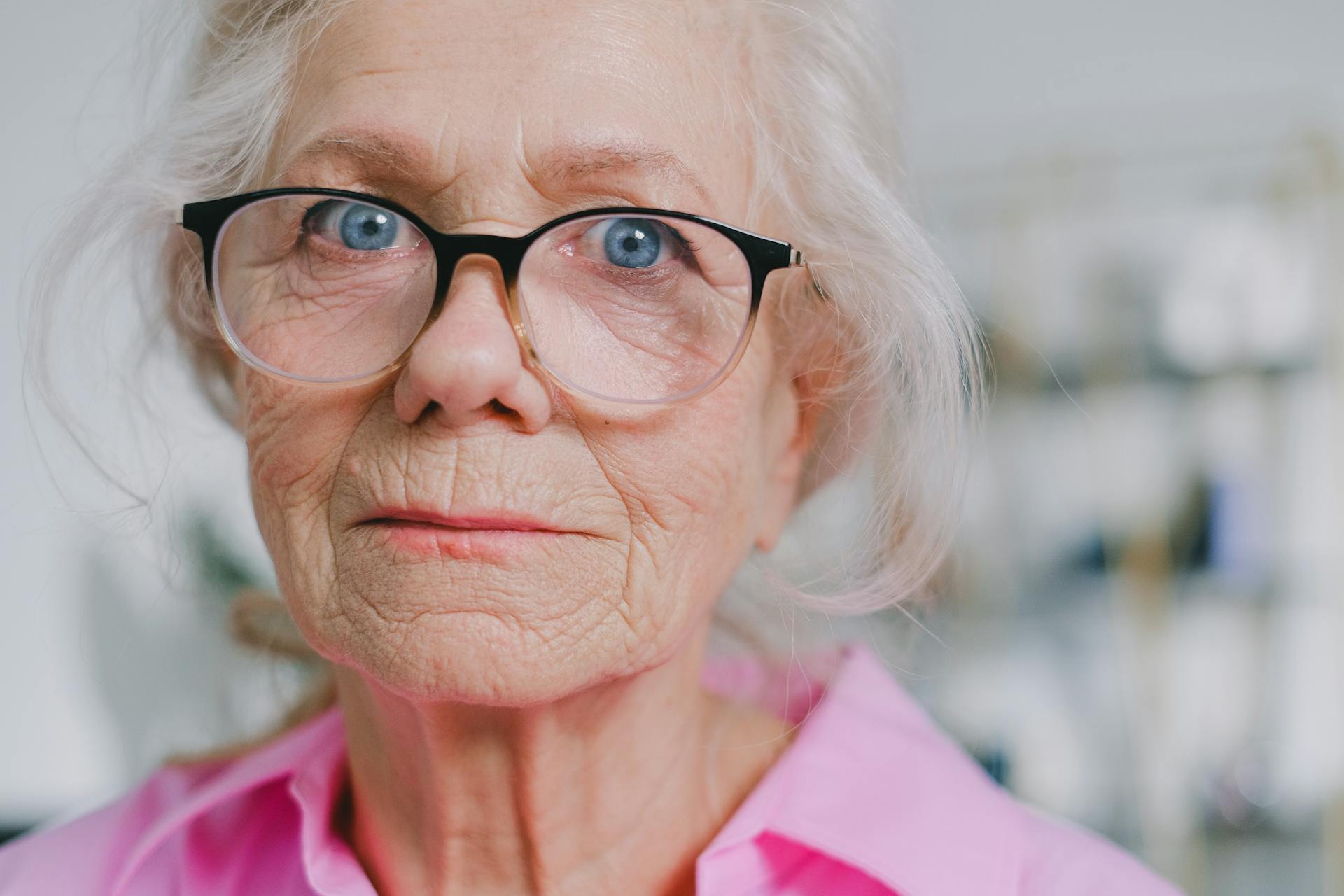 Une vieille femme aux yeux bleus et aux lunettes | Source : Pexels