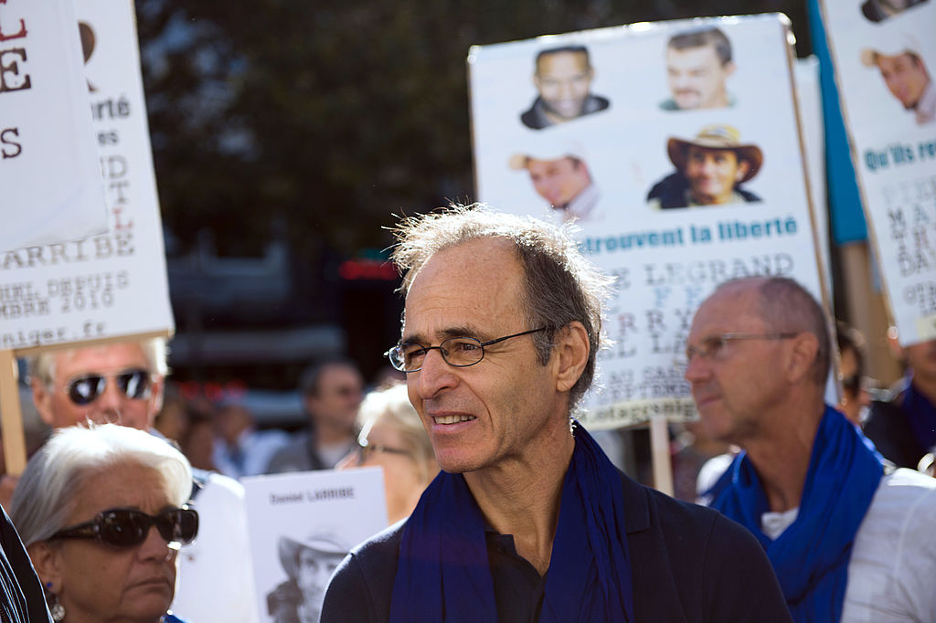 Le chanteur français Jean-Jacques Goldman (au centre) participe à une manifestation à Marseille, dans le sud de la France, le 21 septembre 2013, pour réclamer la libération des quatre otages français kidnappés en 2010 au Niger I Source : Getty Images