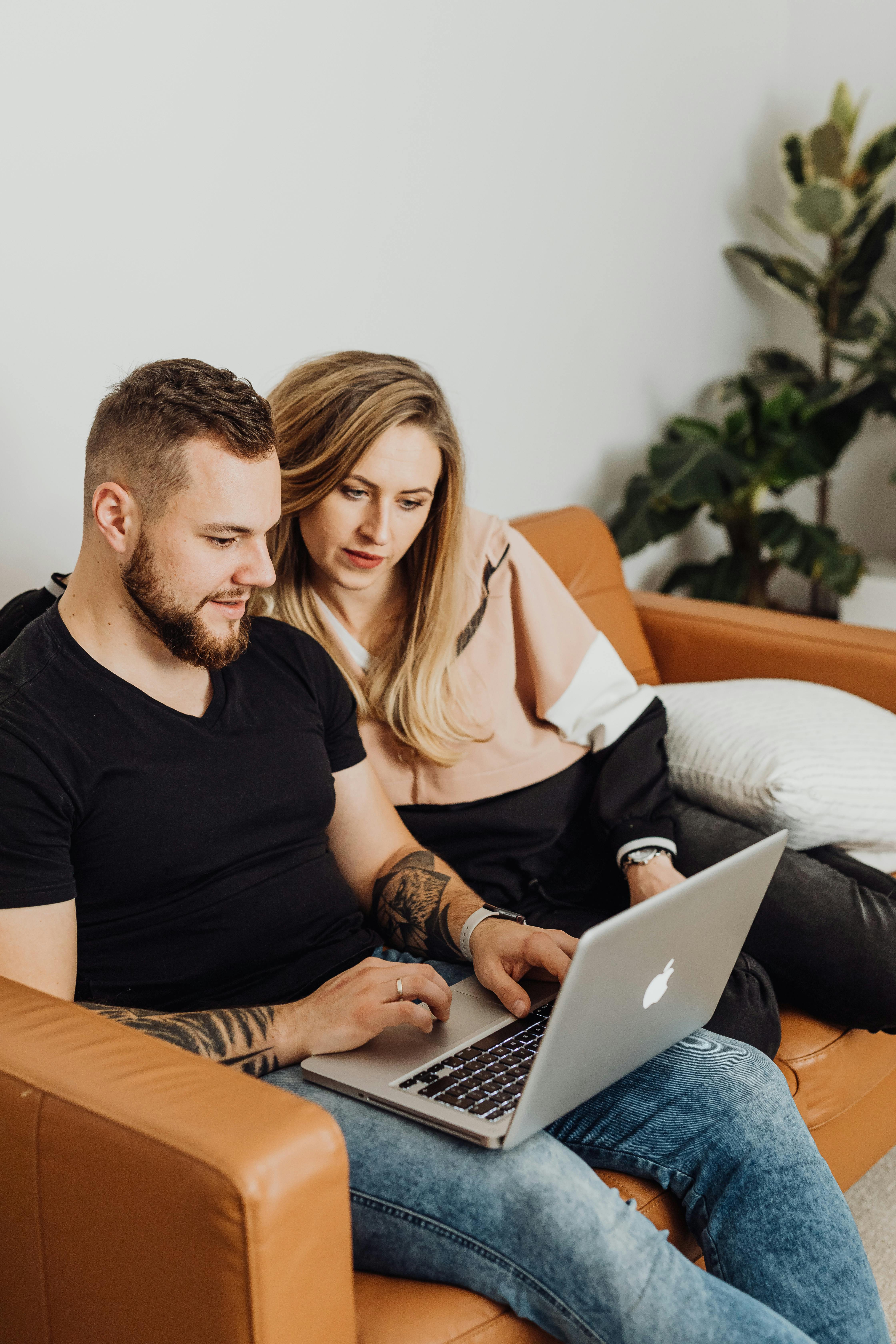 Un couple qui regarde quelque chose sur un ordinateur portable | Source : Pexels