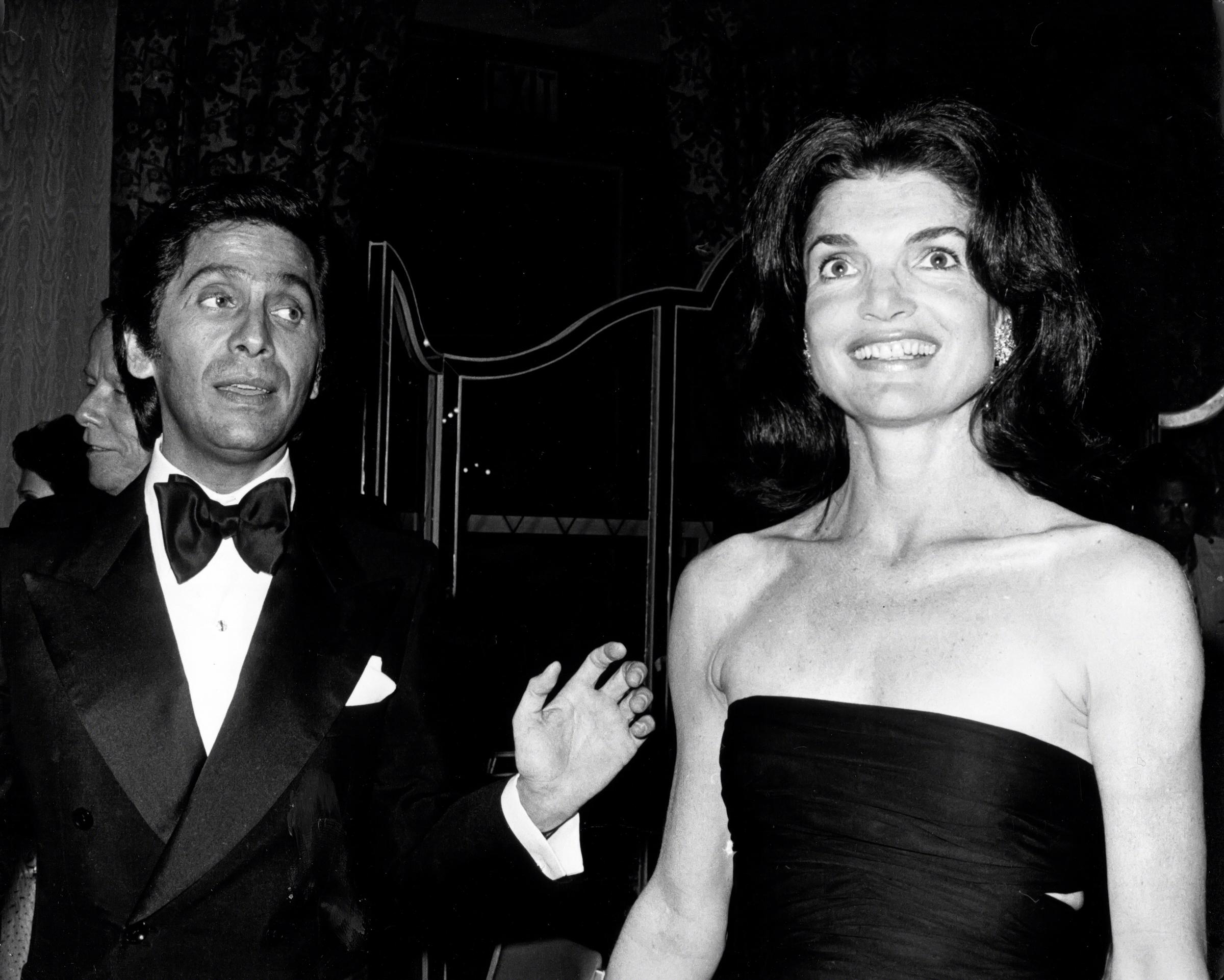 Valentino Garavani avec Jacqueline Kennedy Onassis lors du défilé de mode Valentino au profit des Jeux olympiques spéciaux à New York, le 7 juin 1976 | Source : Getty Images
