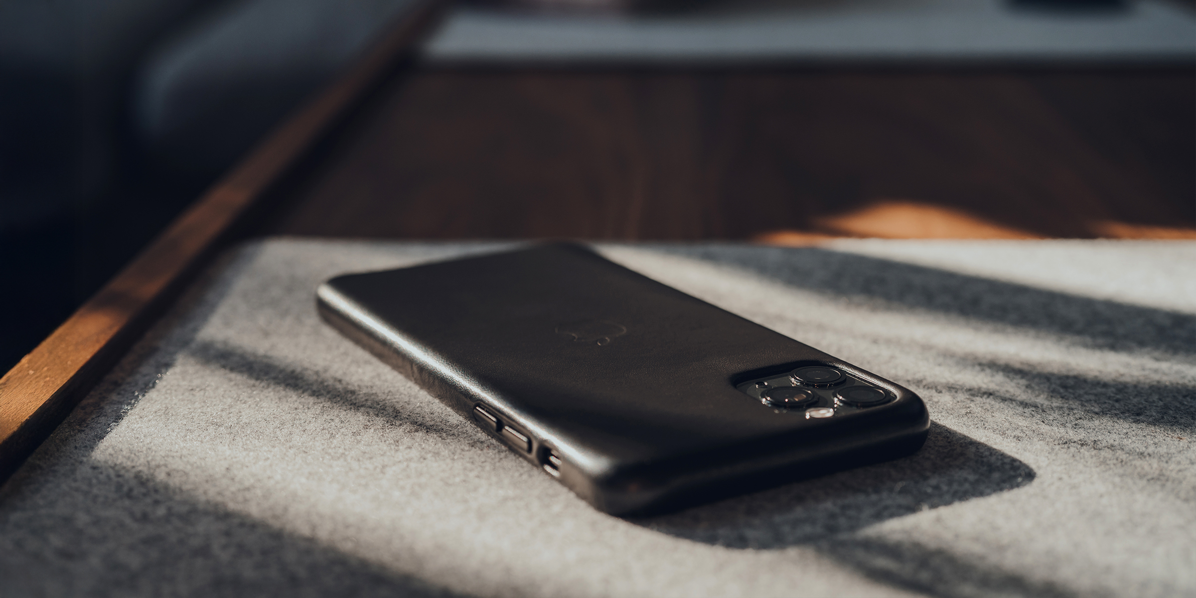 Téléphone sur la table | Source : Shutterstock
