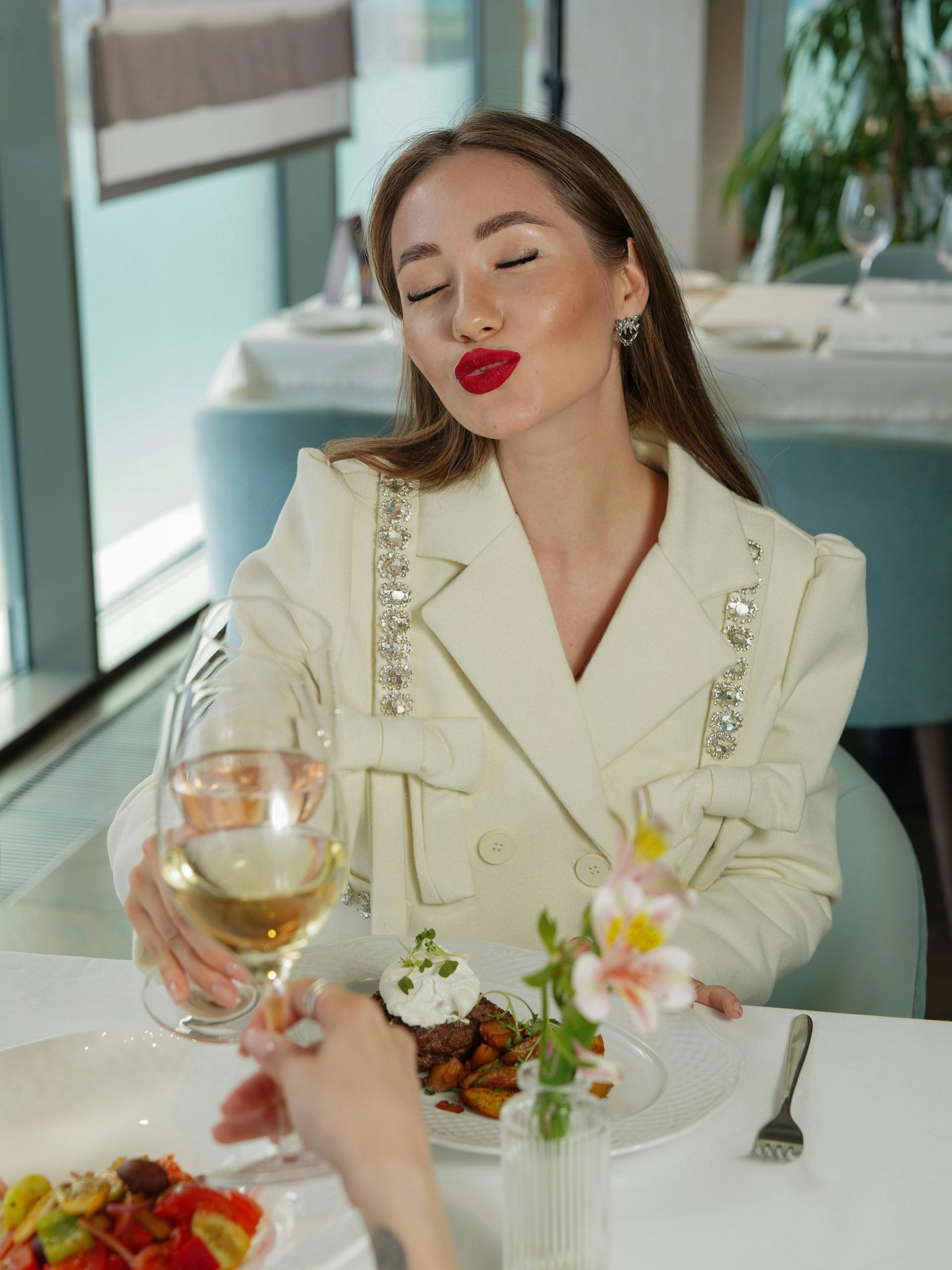 Une femme bien habillée dînant dans un restaurant | Source : Pexels