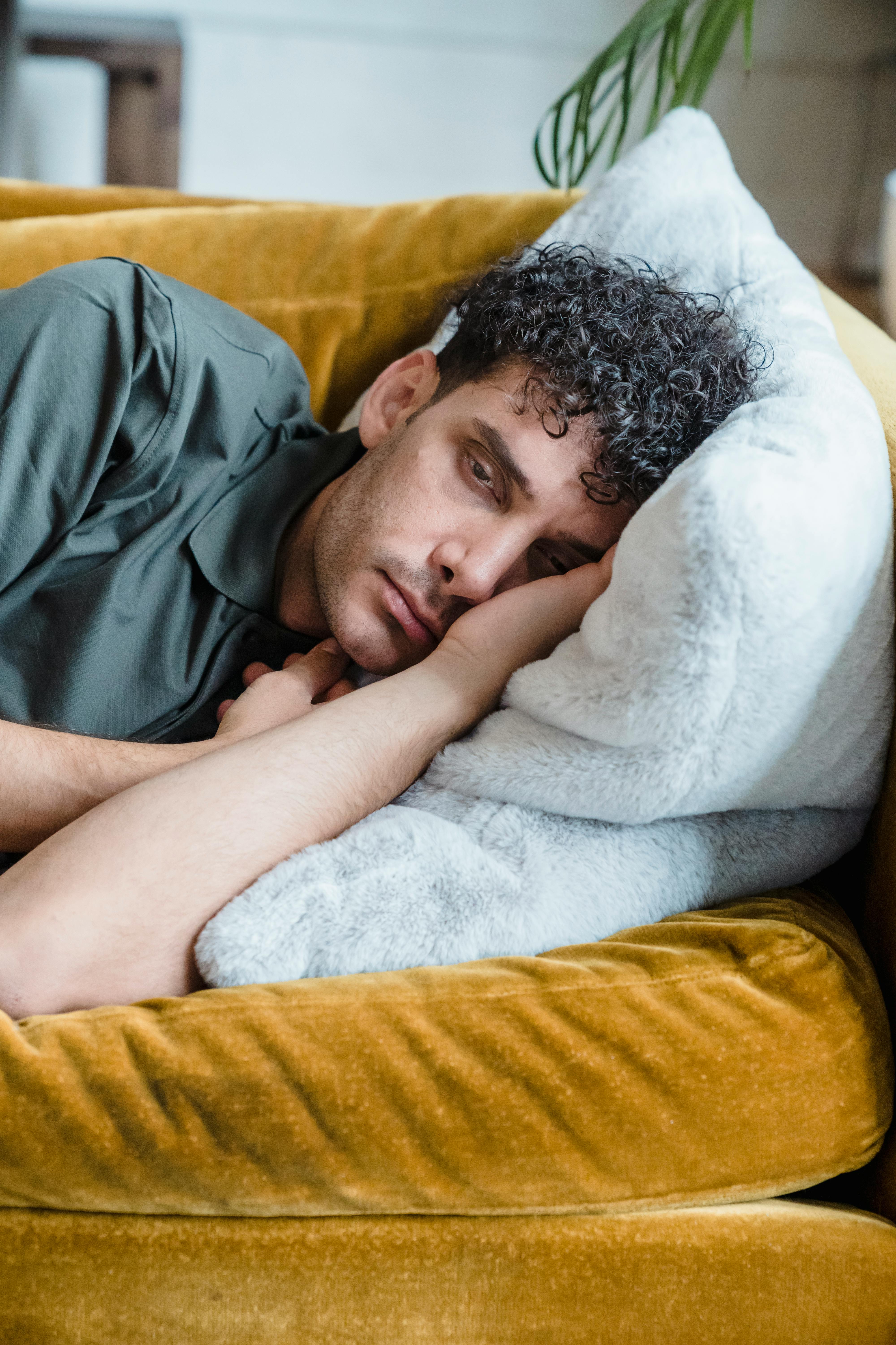 Un homme dormant sur un canapé | Source : Pexels