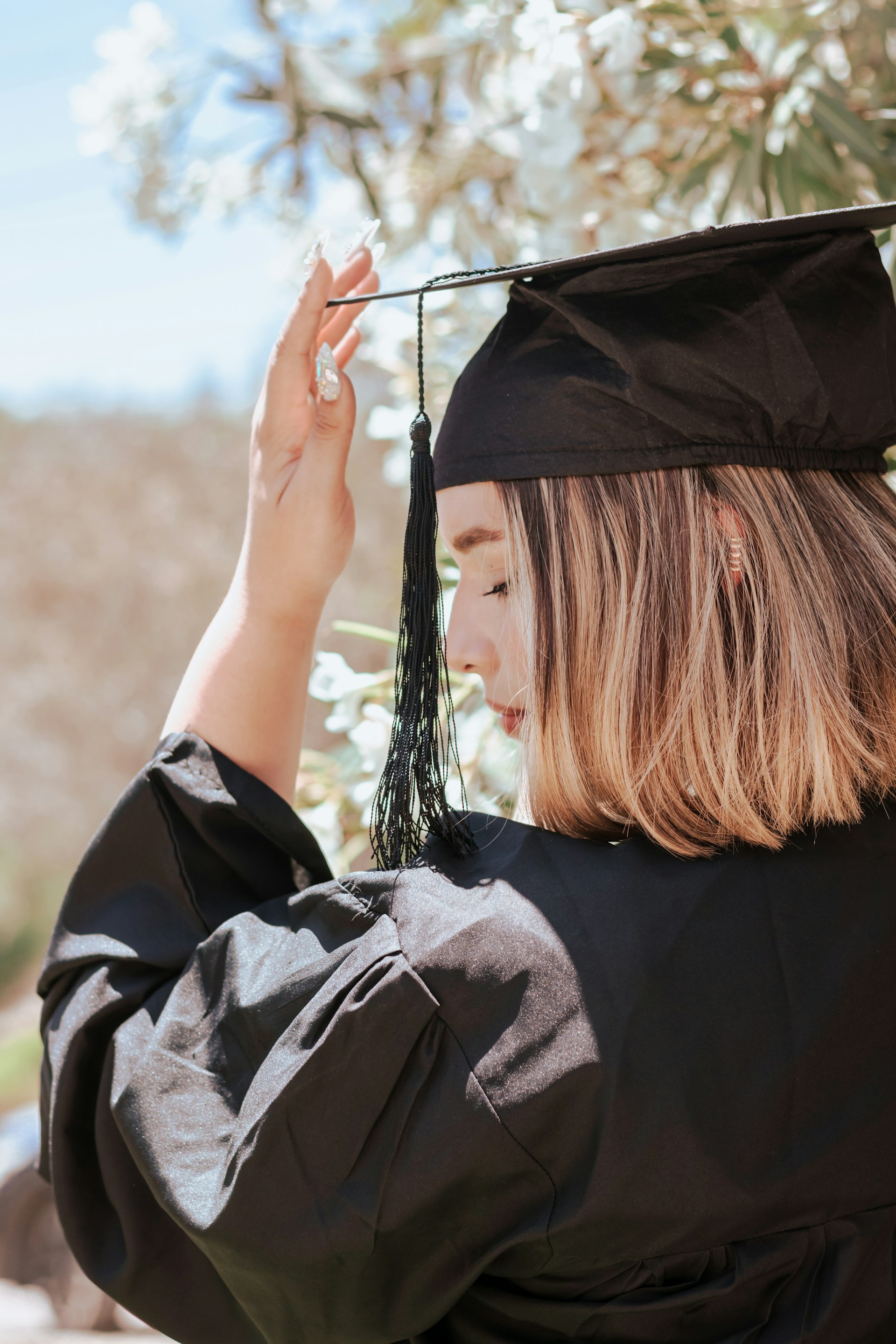 Une étudiante diplômée posant pour une photo | Source : Unsplash