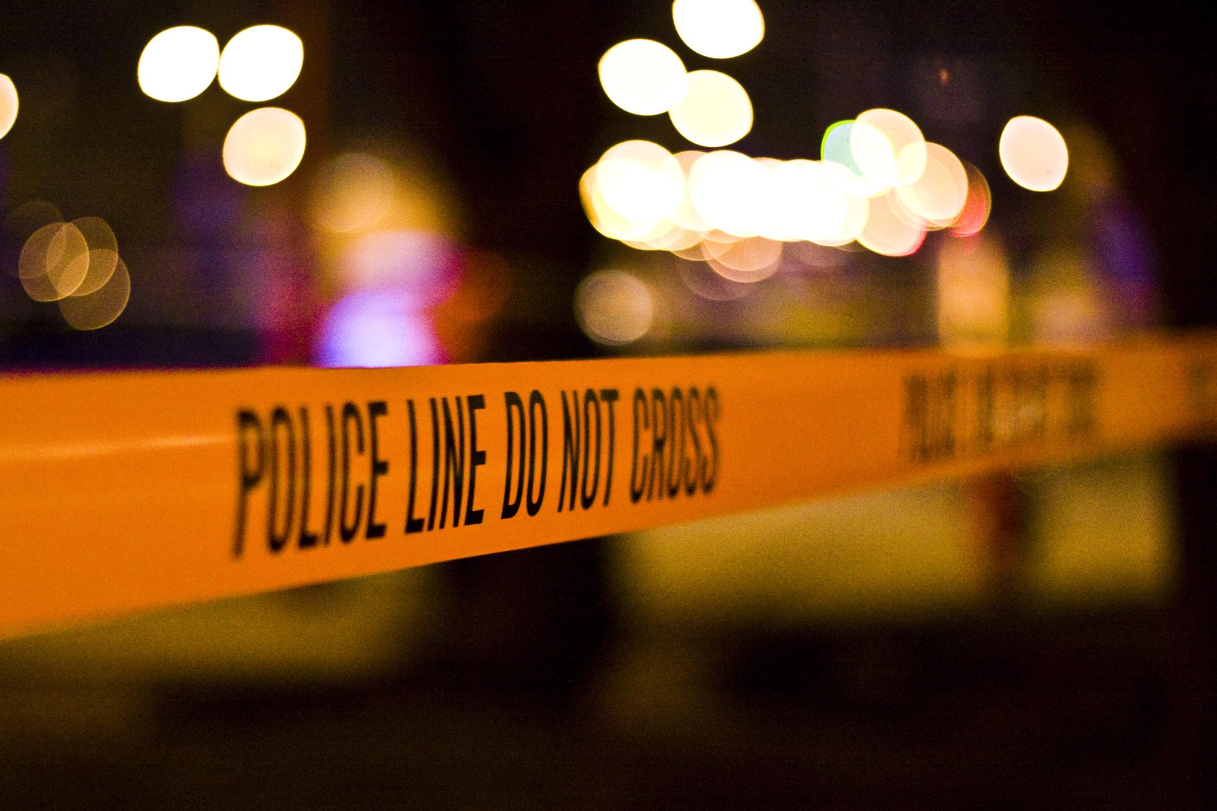 Banderole de police autour d'une scène de crime. | Source : Wikimedia Commons