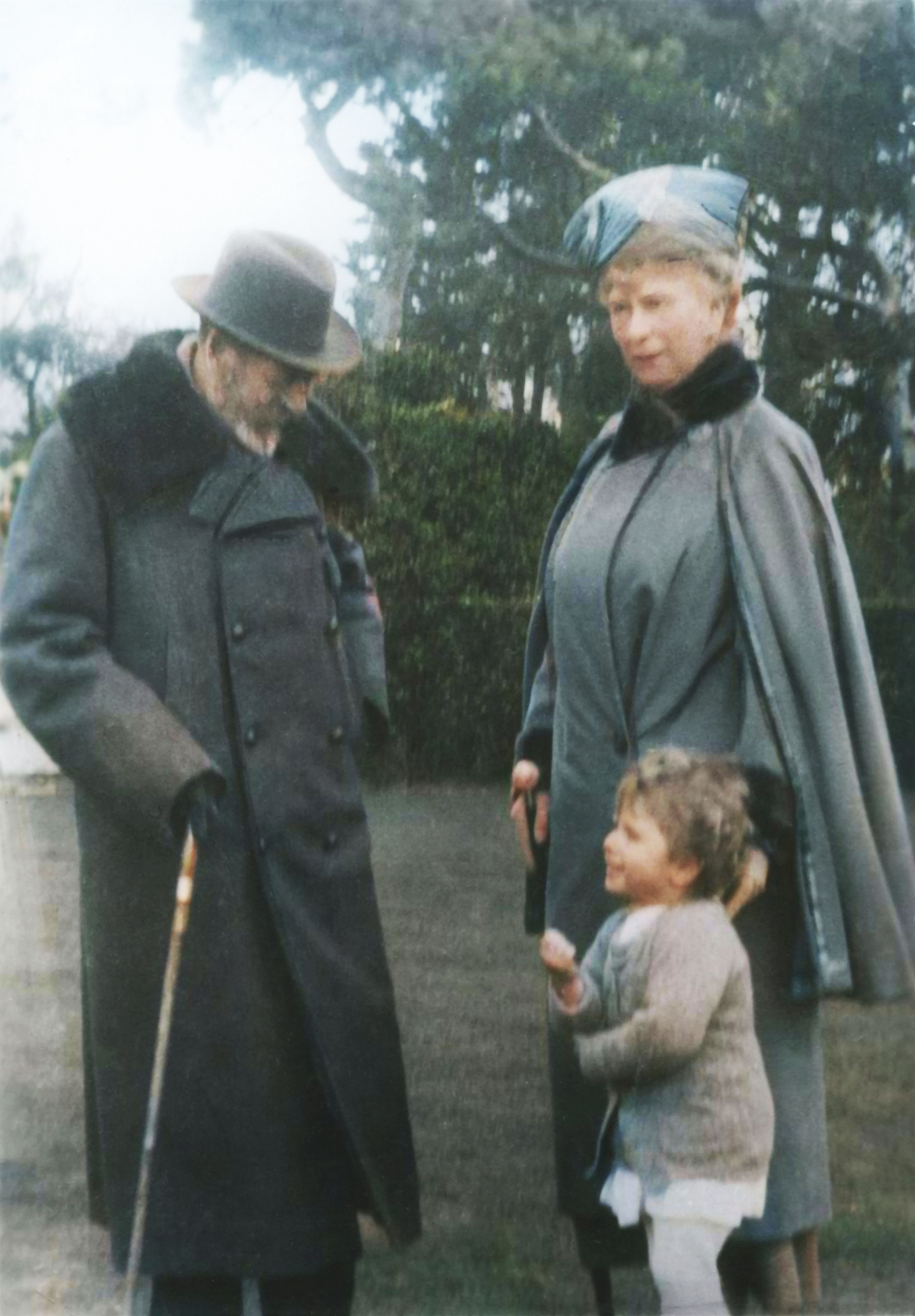 Le roi George V et la reine Mary ont été photographiés avec leur jeune petite-fille, la future reine Élisabeth II, vers 1930. En 1917, George V avait adopté « Windsor » à la fois comme nom de la maison royale et comme nom de famille, instaurant ainsi le système de dénomination moderne dont Élisabeth hériterait plus tard. | Source : Getty Images