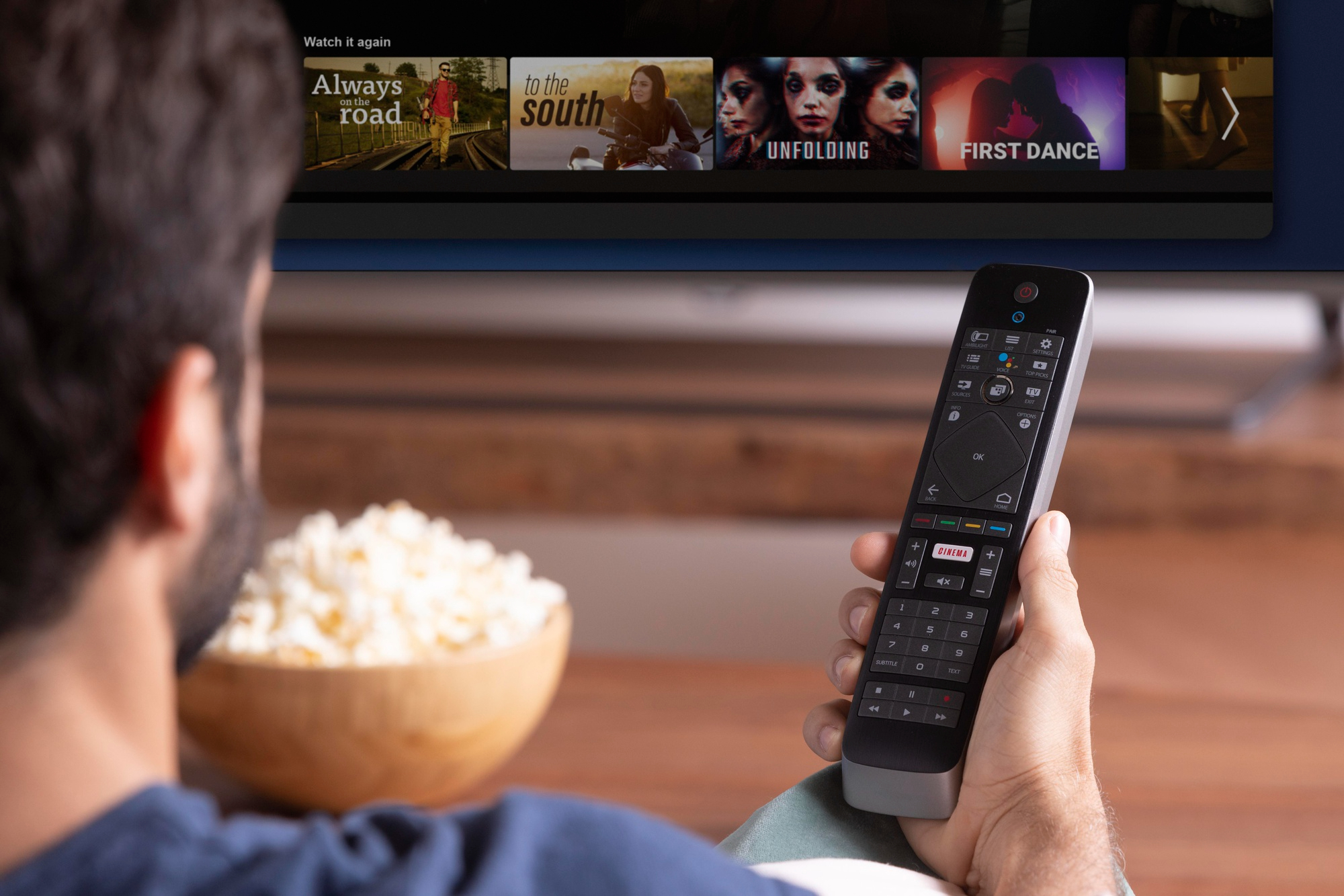 Un homme qui regarde la télévision | Source : Freepik